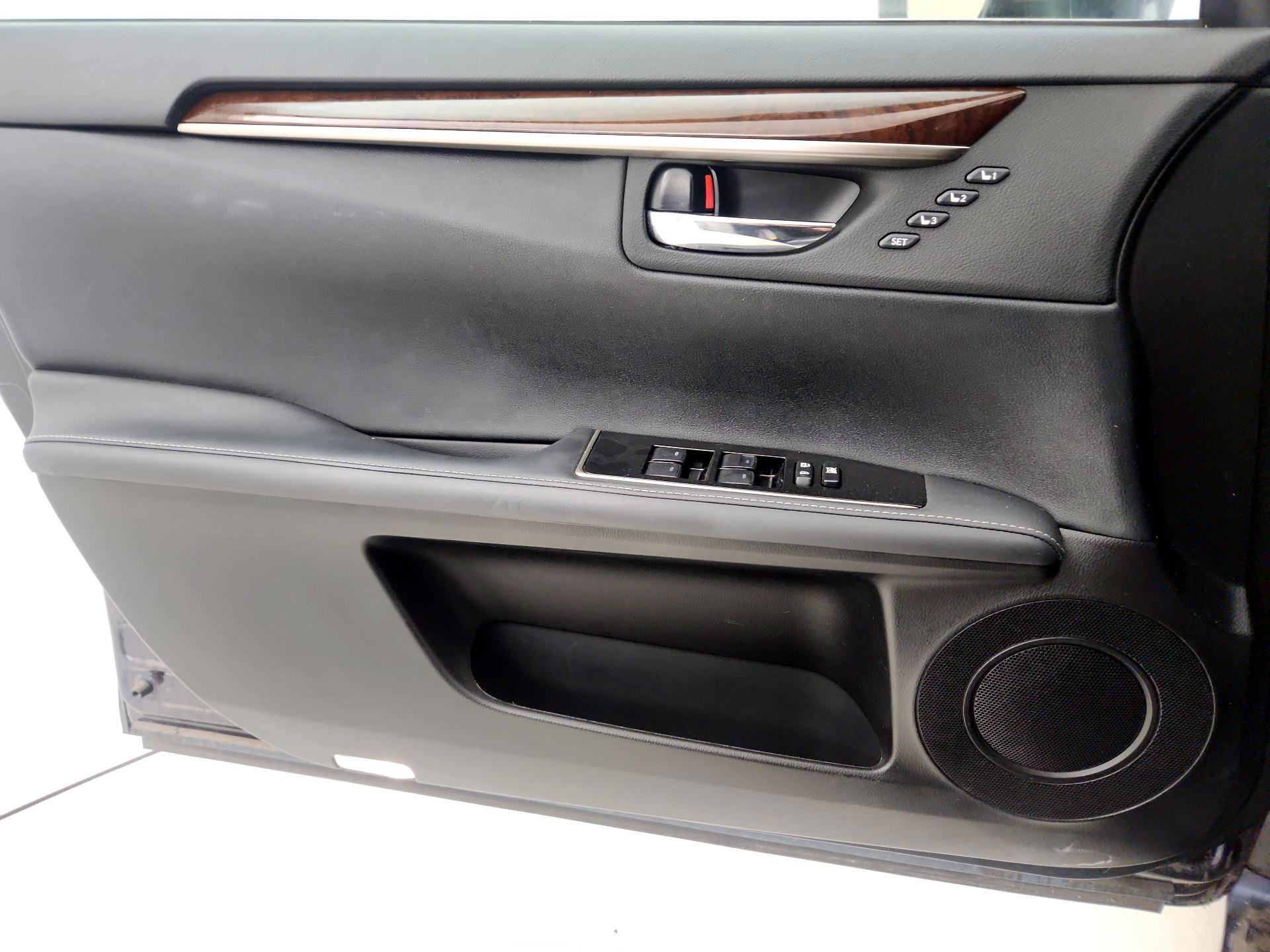 Thumbnail: 2018 Lexus ES - 12