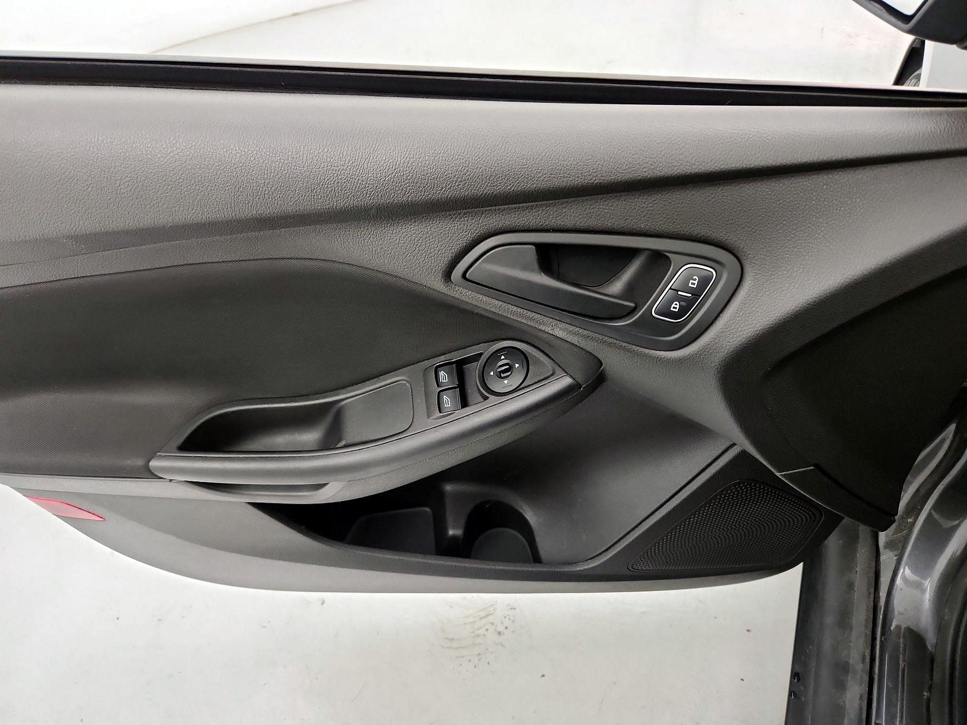 Thumbnail: 2016 Ford Focus - 12