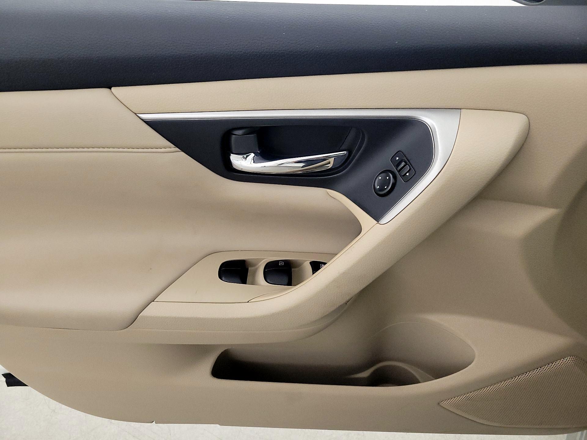 Thumbnail: 2015 Nissan Altima - 12