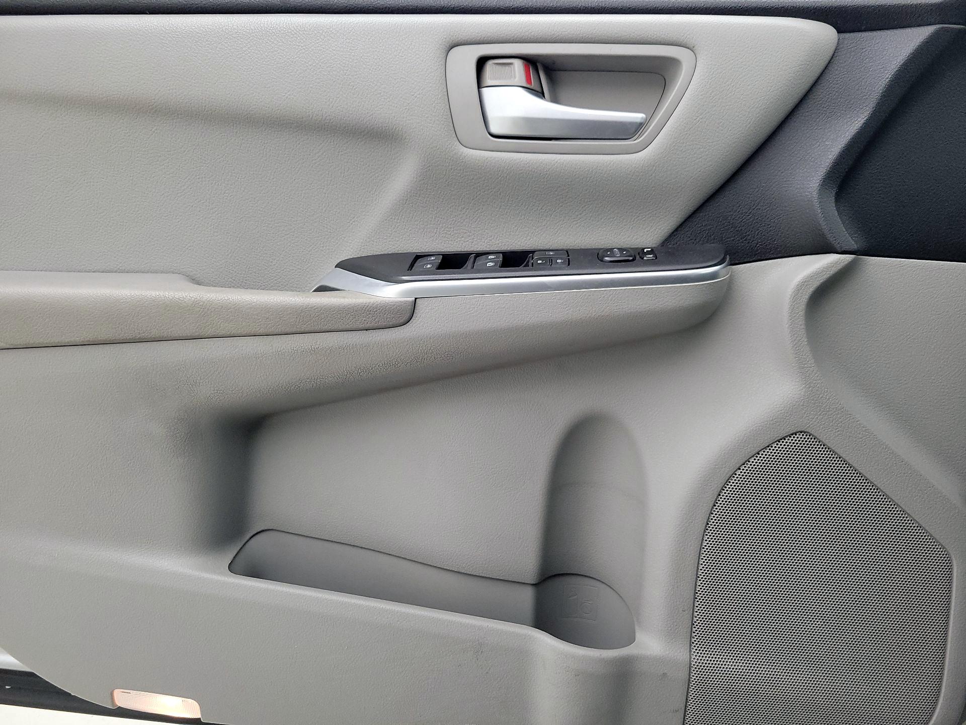 Thumbnail: 2016 Toyota Camry - 12