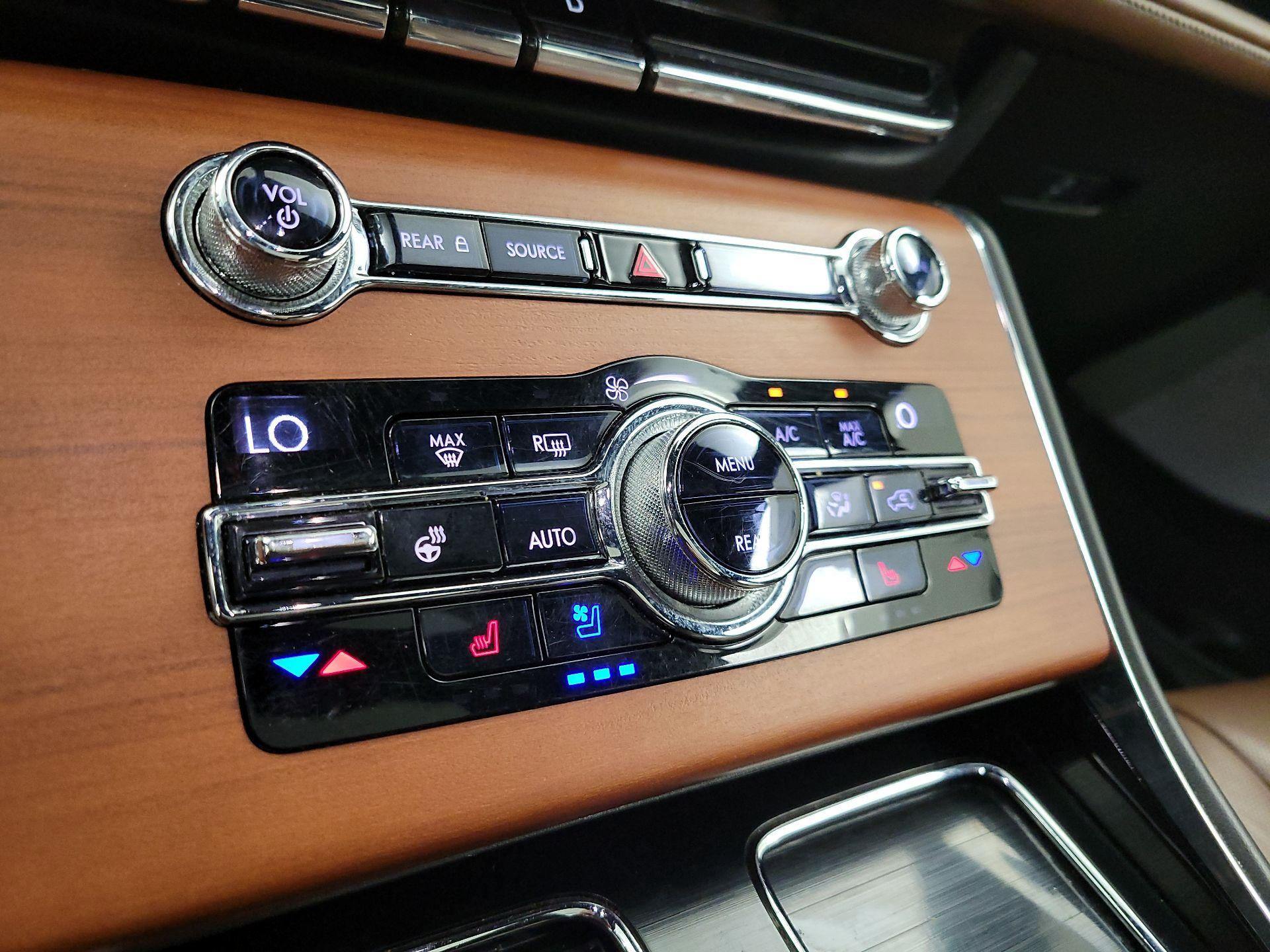 Thumbnail: 2020 Lincoln Aviator - 17