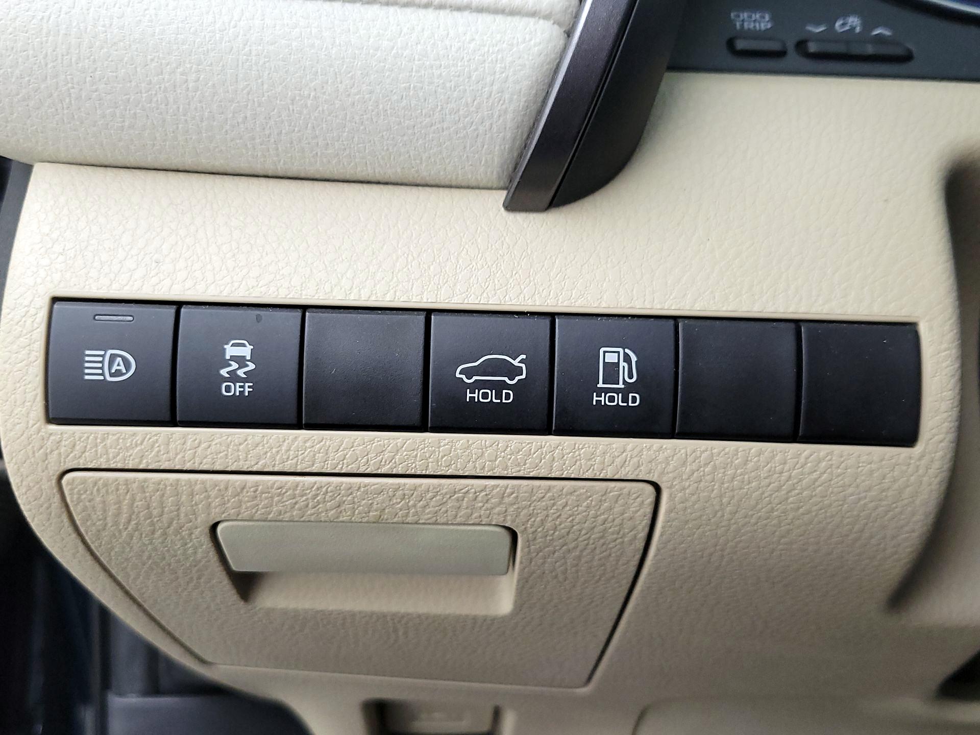 Thumbnail: 2019 Toyota Camry - 13