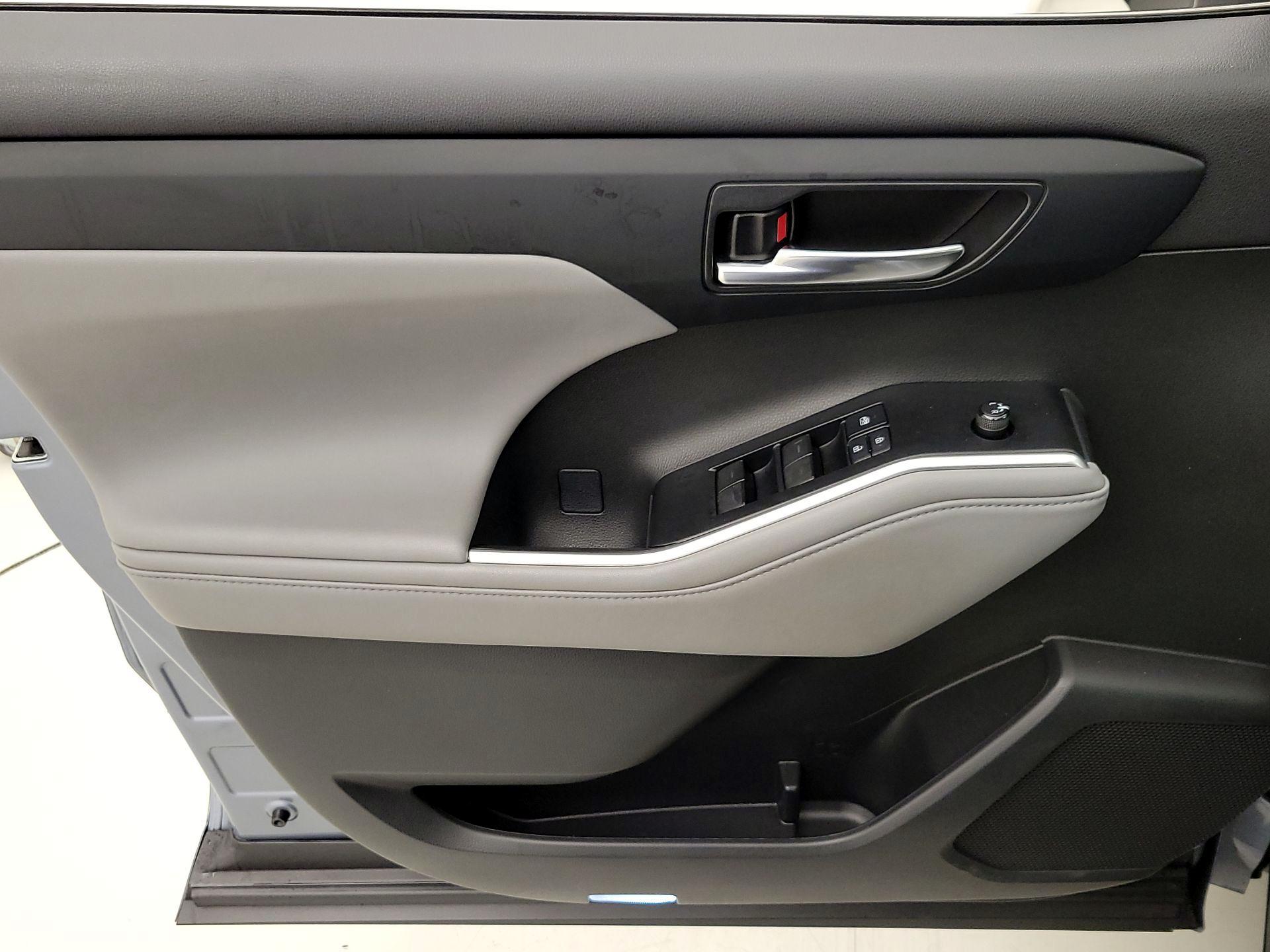 Thumbnail: 2022 Toyota Highlander - 12