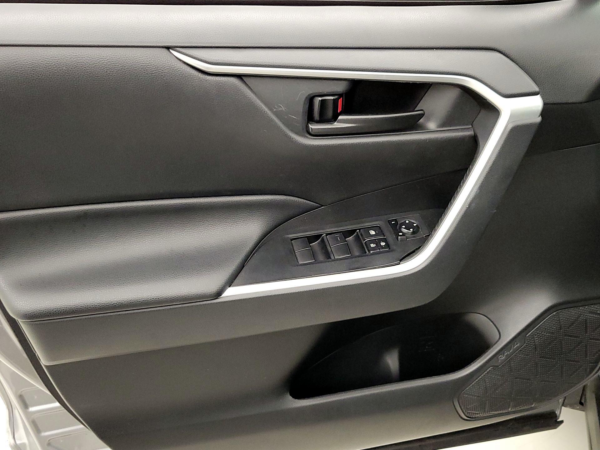 Thumbnail: 2020 Toyota RAV4 - 12