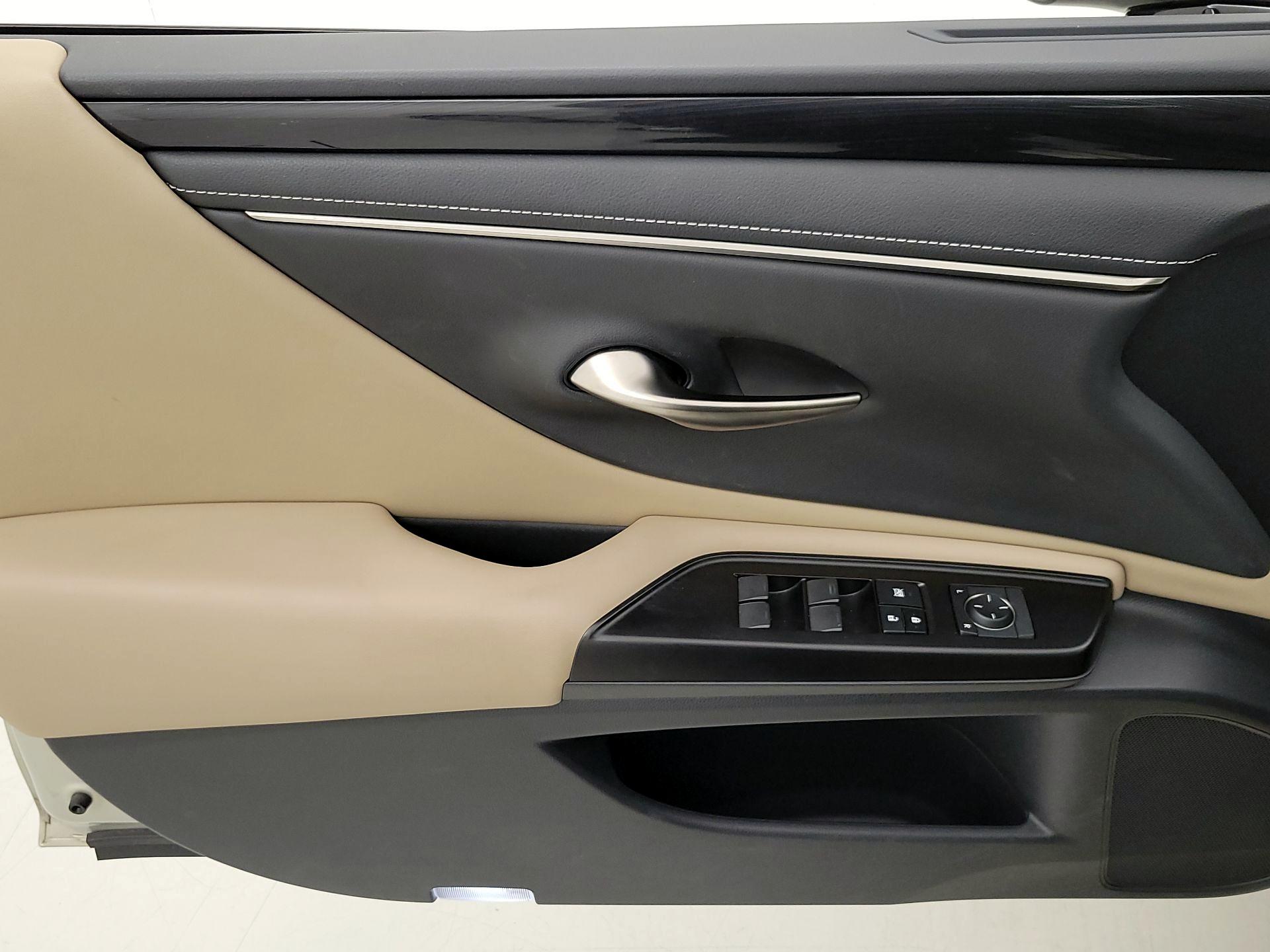 Thumbnail: 2019 Lexus ES - 12