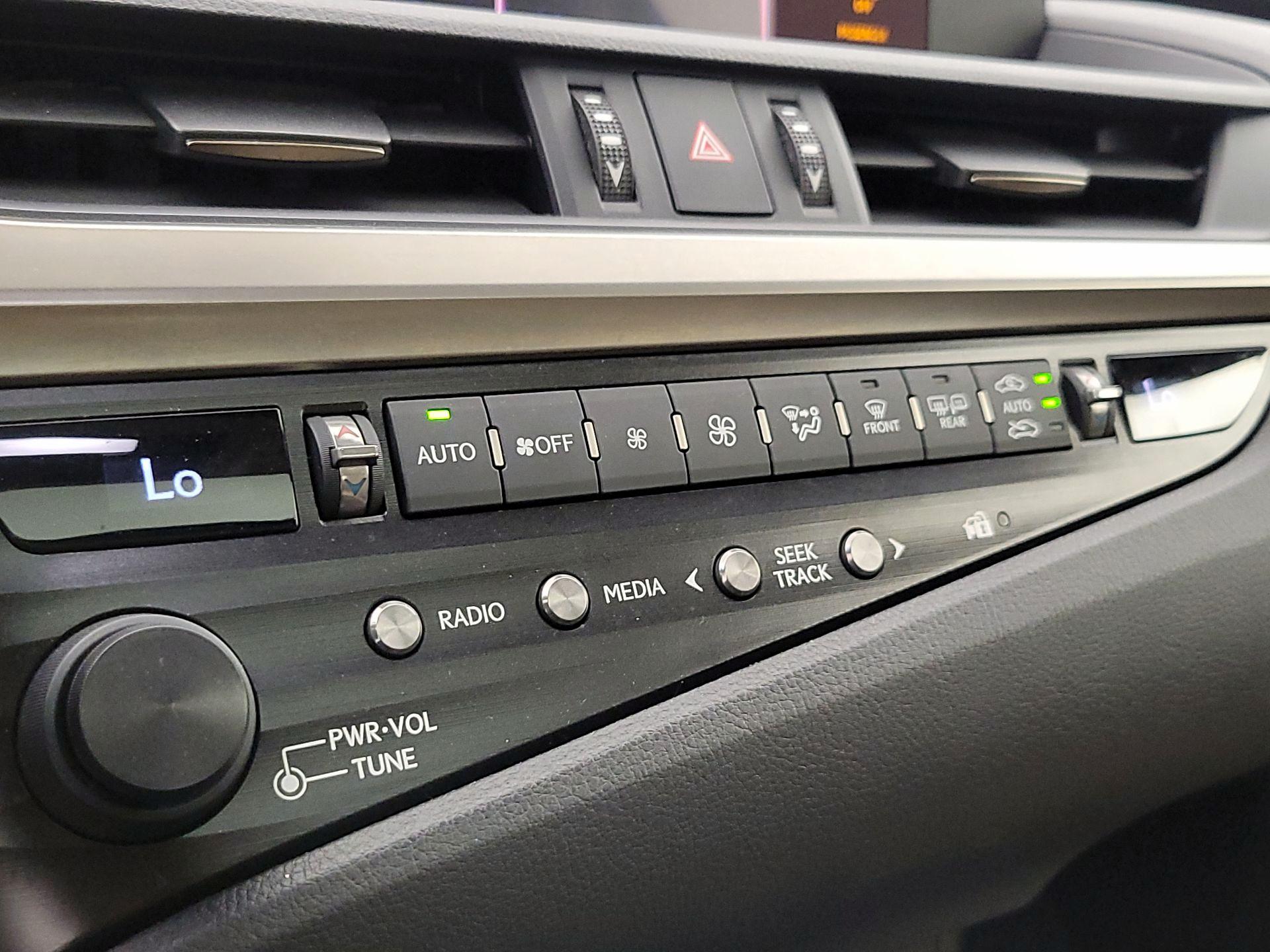 Thumbnail: 2019 Lexus ES - 16