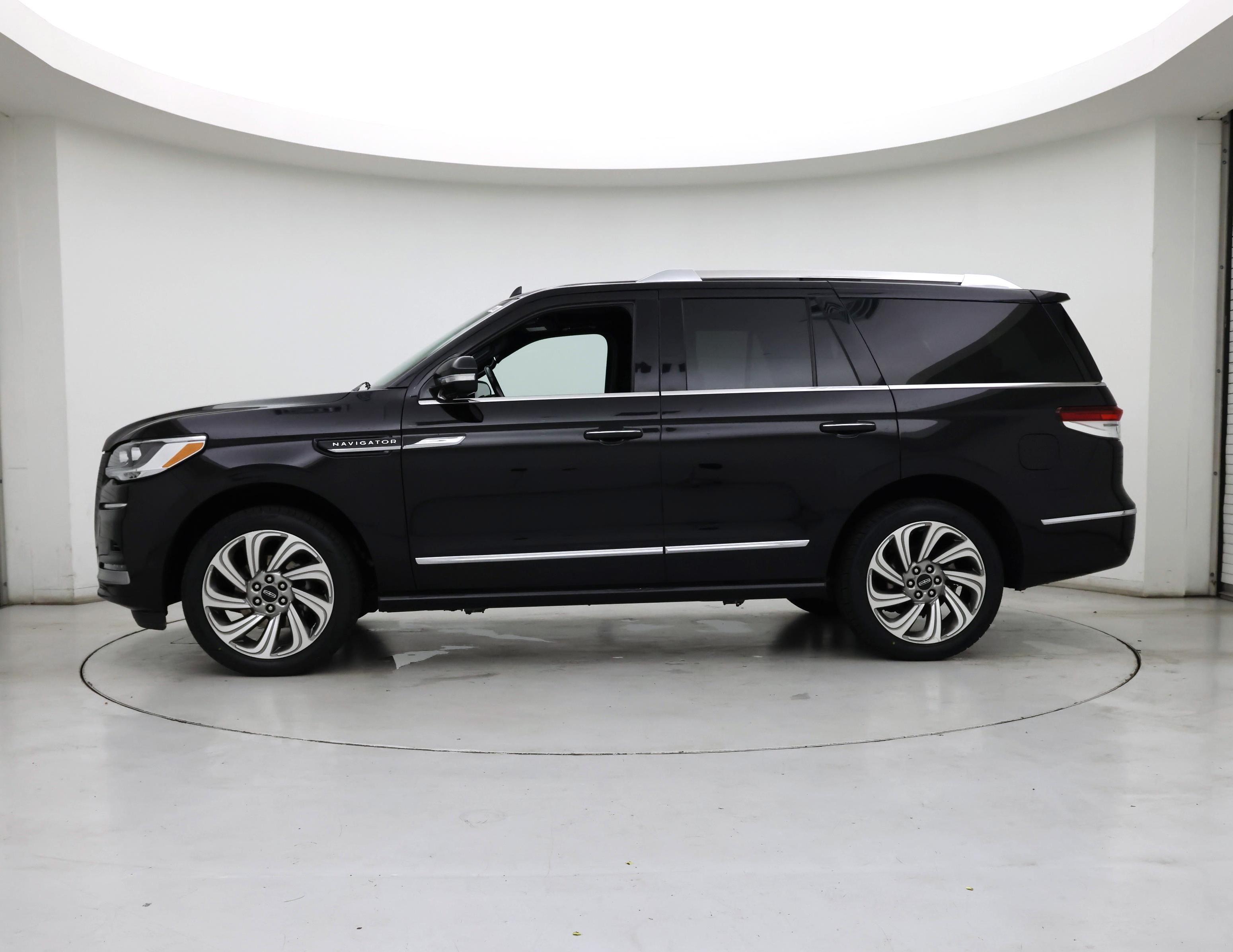 Thumbnail: 2022 Lincoln Navigator - 3