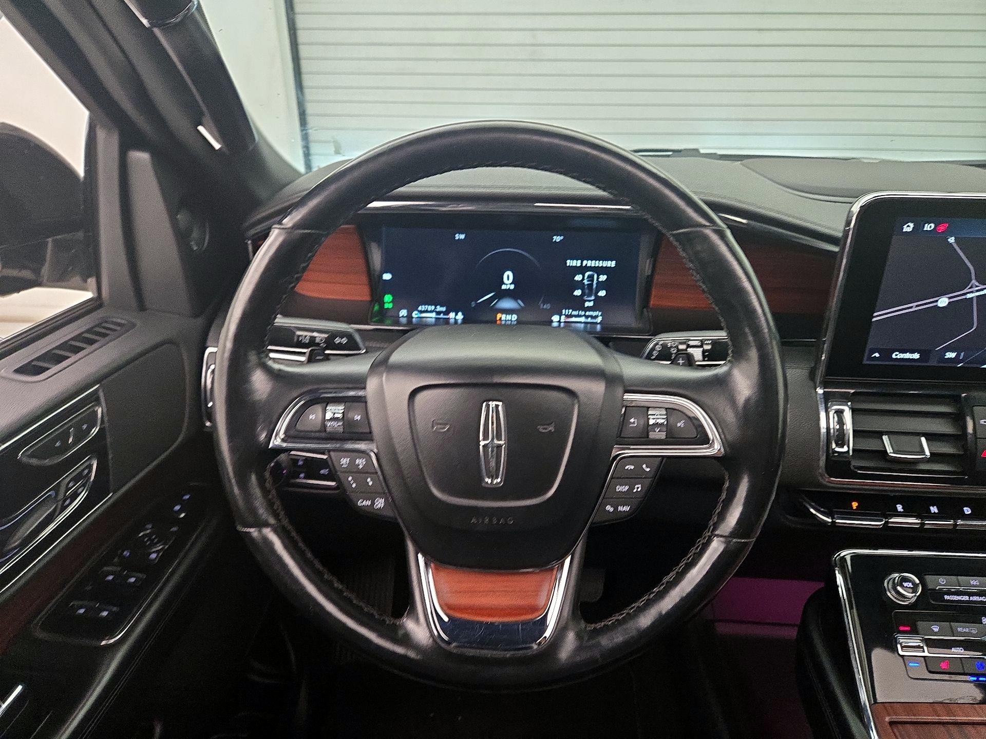 Thumbnail: 2021 Lincoln Navigator L - 10