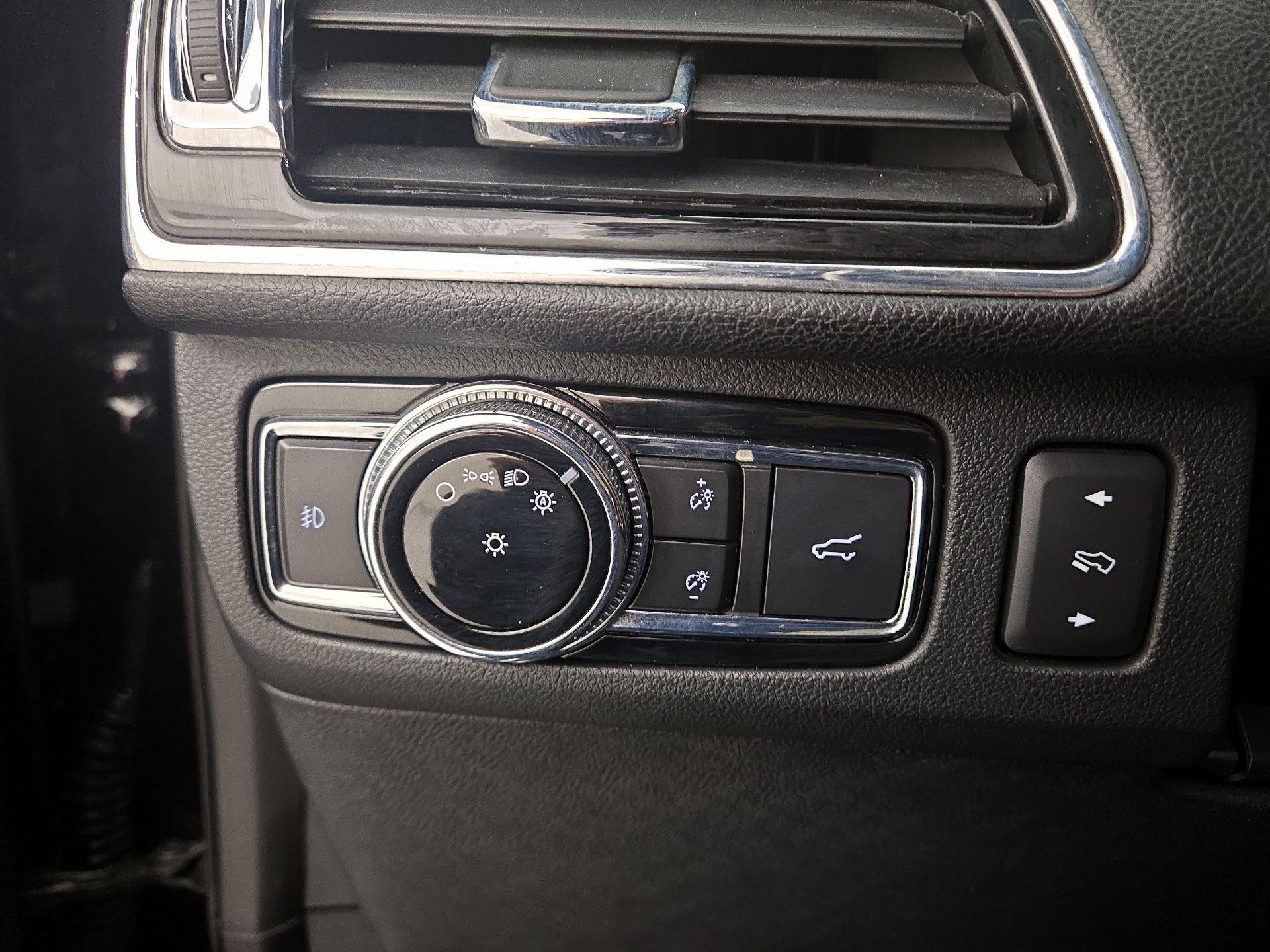 Thumbnail: 2021 Lincoln Navigator L - 13
