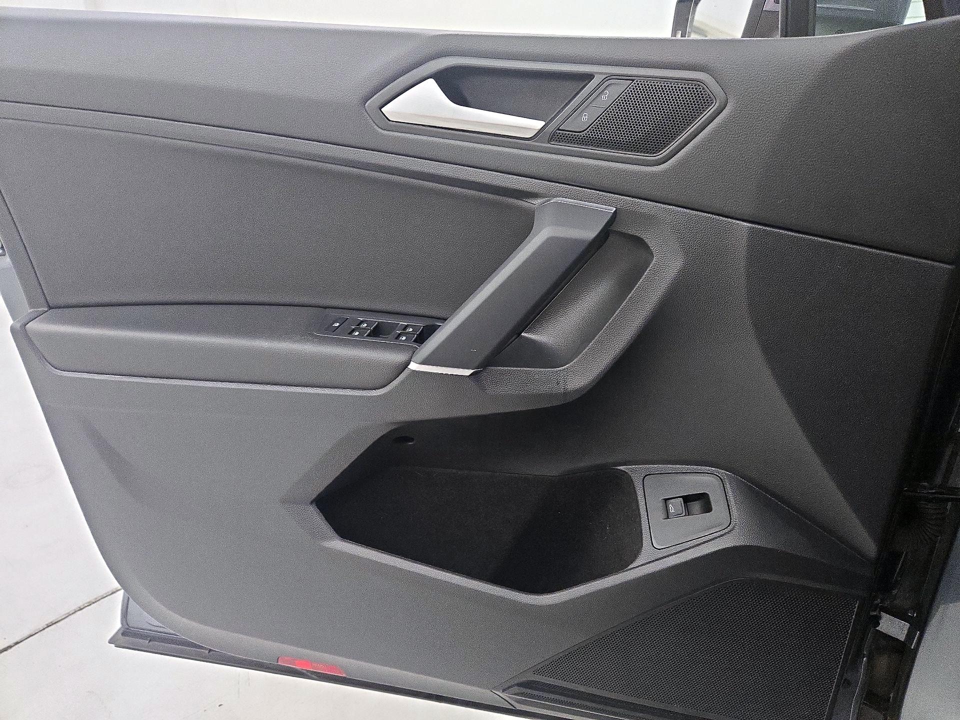 Thumbnail: 2020 Volkswagen Tiguan - 12