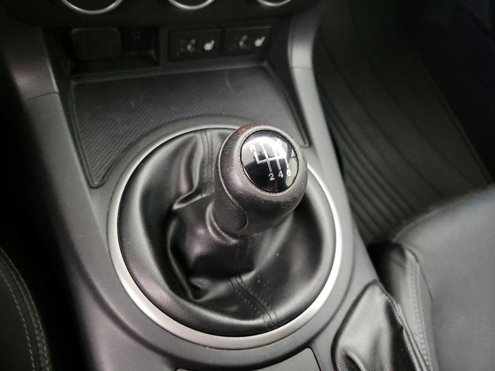 Thumbnail: 2015 Mazda MX-5 Miata - 16