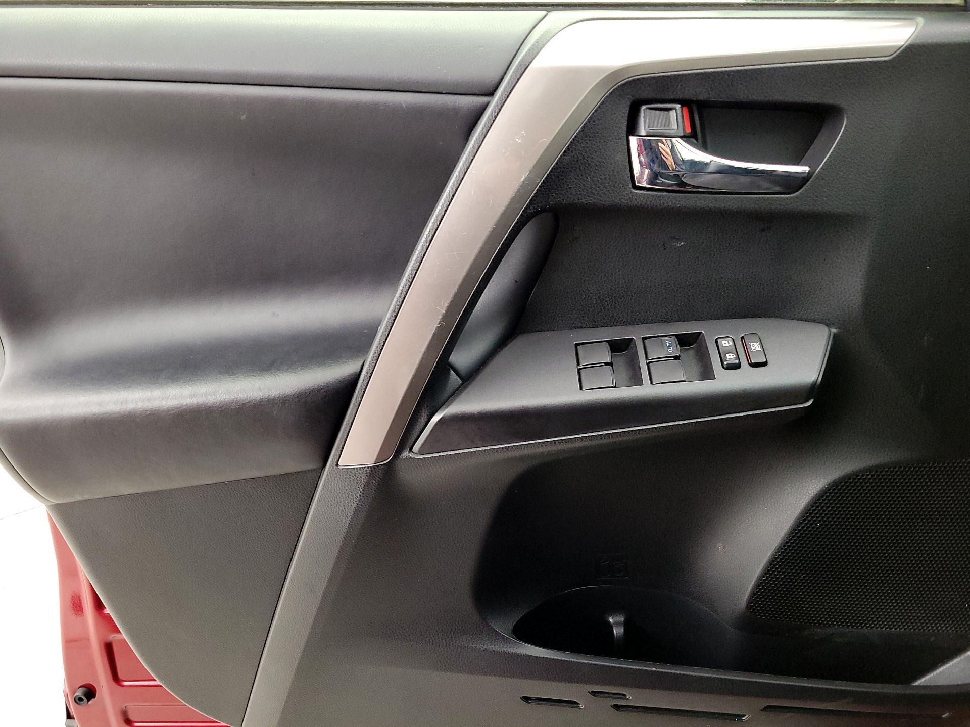 Thumbnail: 2018 Toyota RAV4 - 12