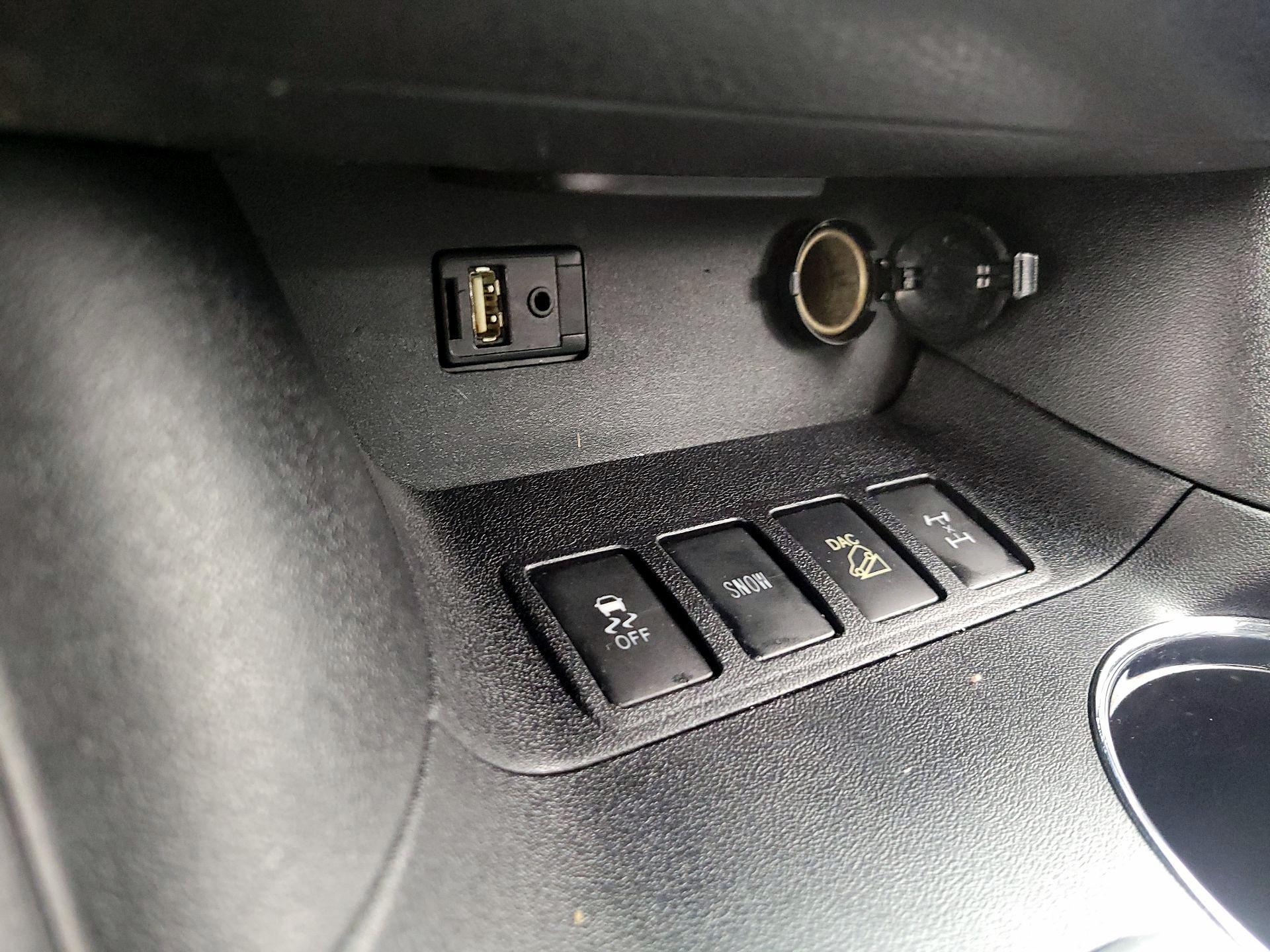 Thumbnail: 2015 Toyota Highlander - 17
