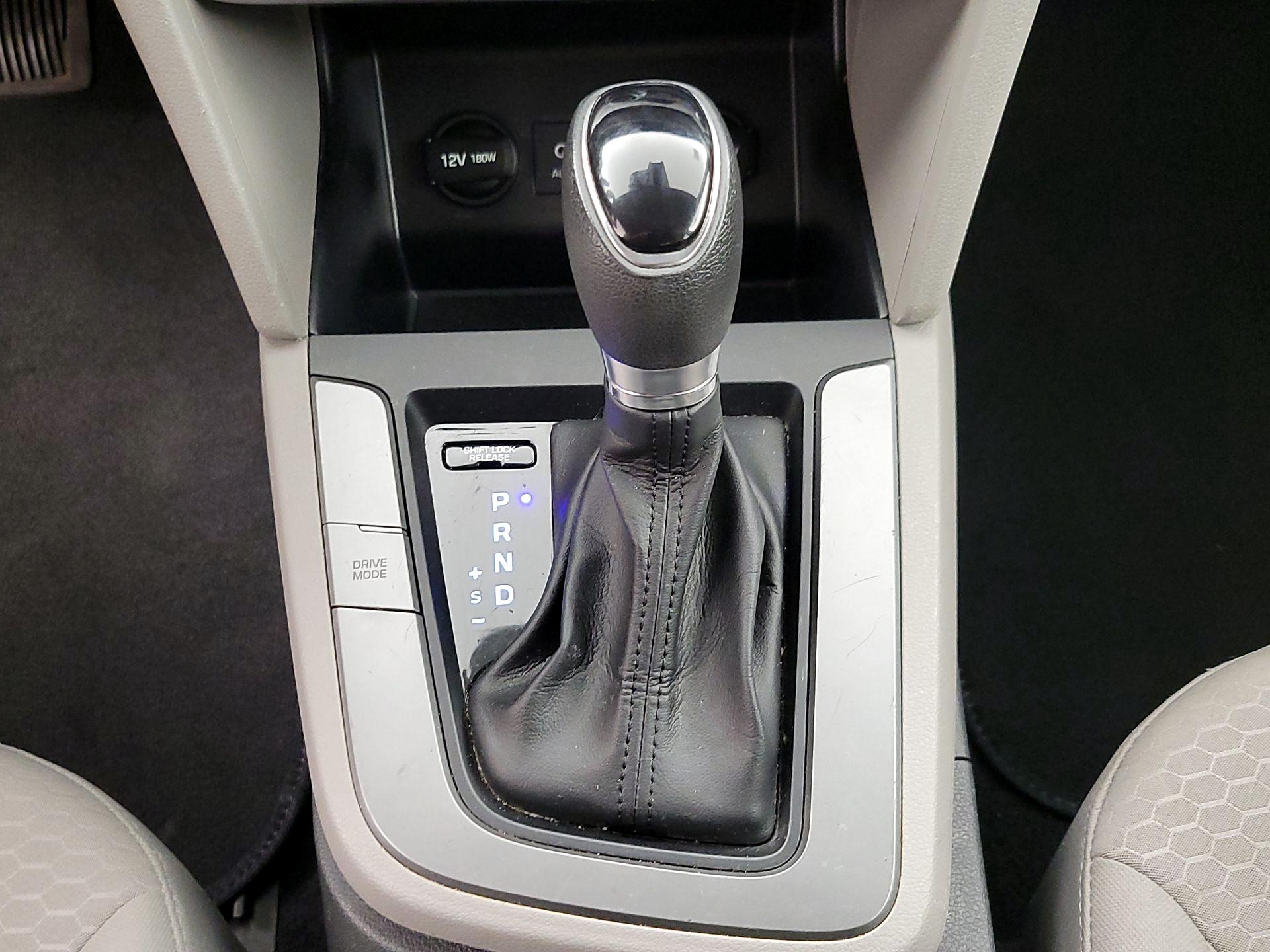 Thumbnail: 2020 Hyundai Elantra - 17