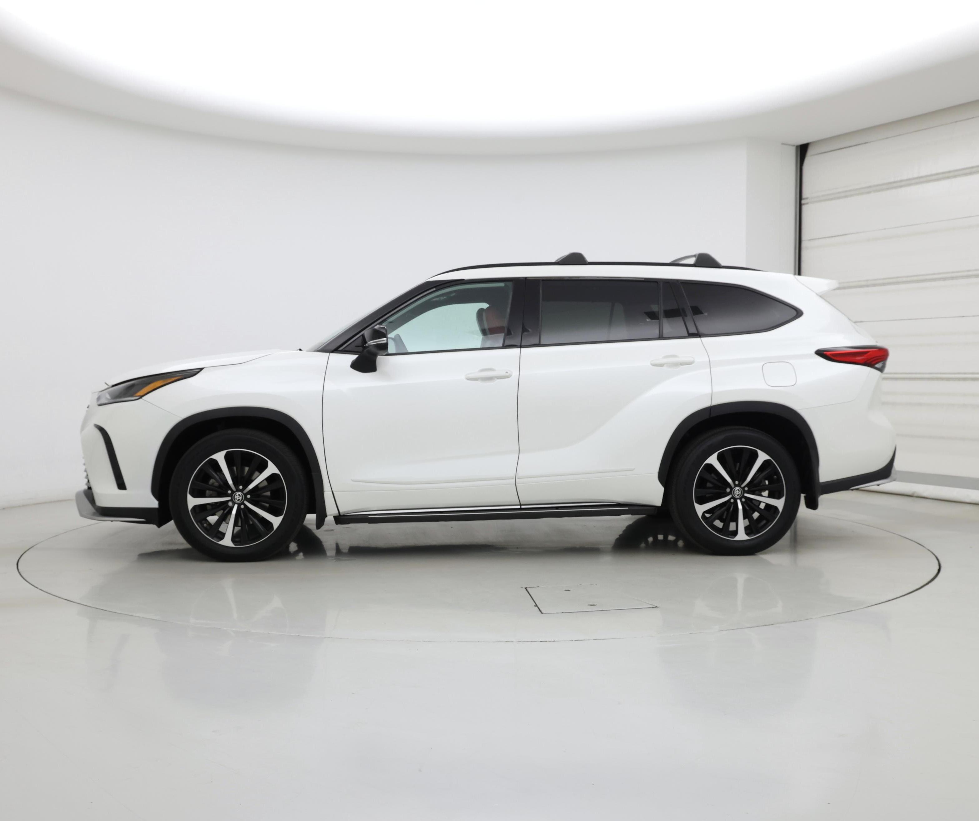 Thumbnail: 2021 Toyota Highlander - 3