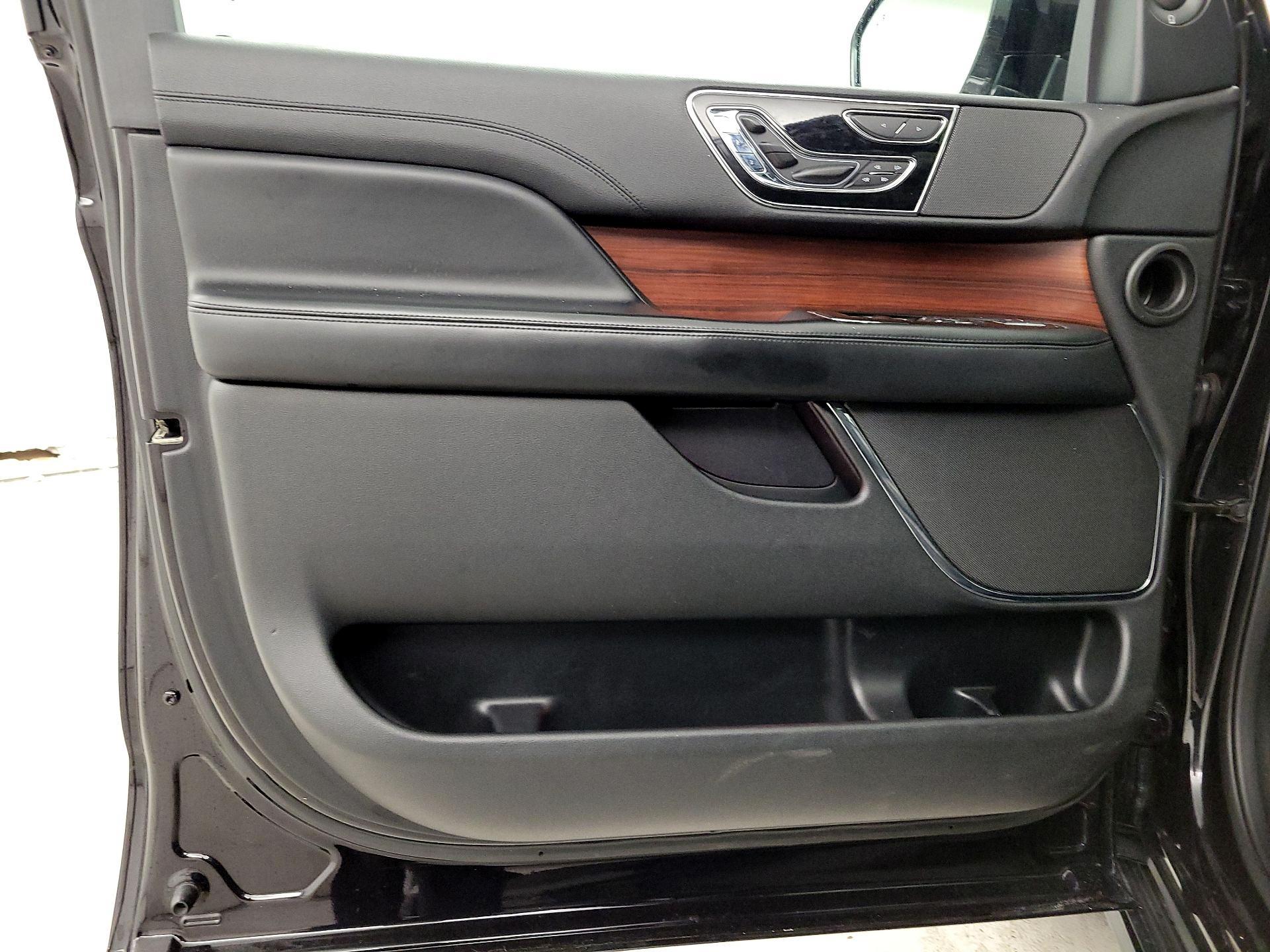 Thumbnail: 2021 Lincoln Navigator L - 12
