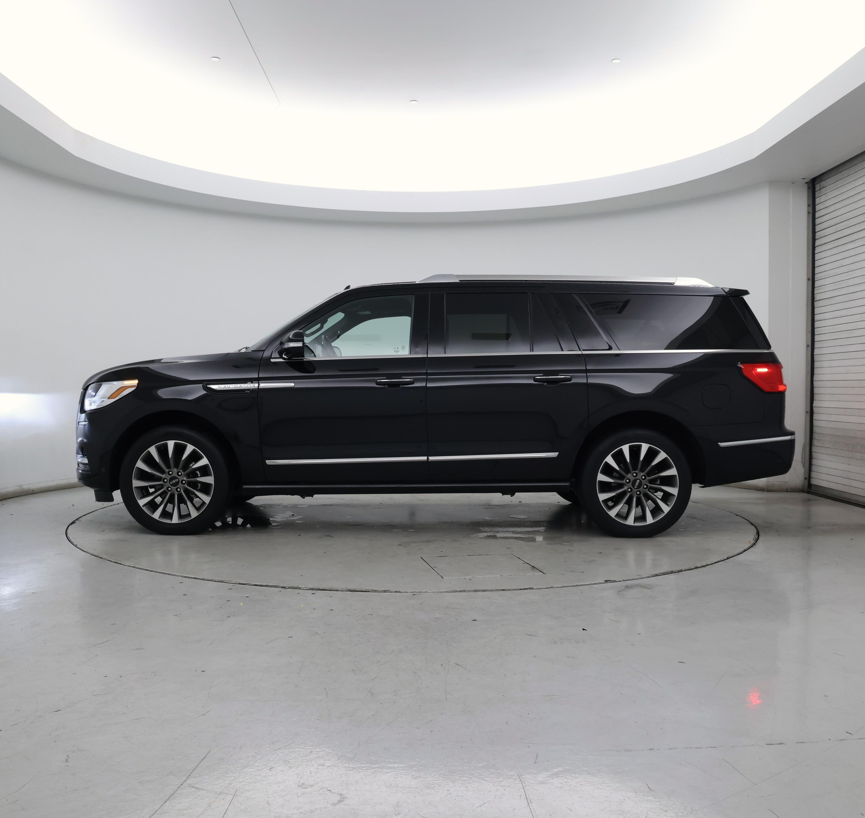 Thumbnail: 2021 Lincoln Navigator L - 3