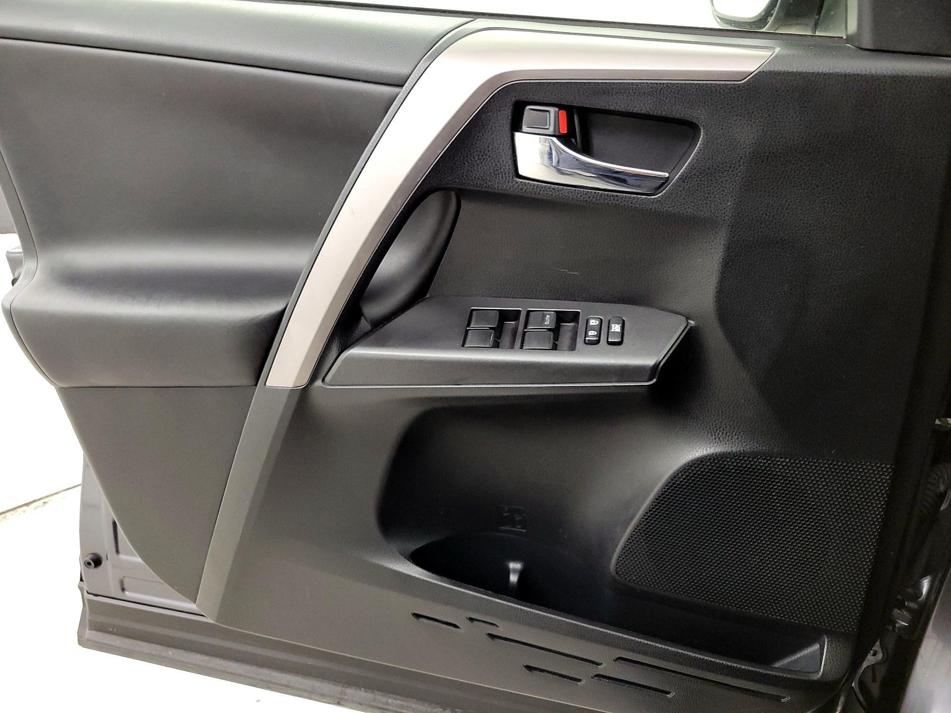 Thumbnail: 2018 Toyota RAV4 - 12