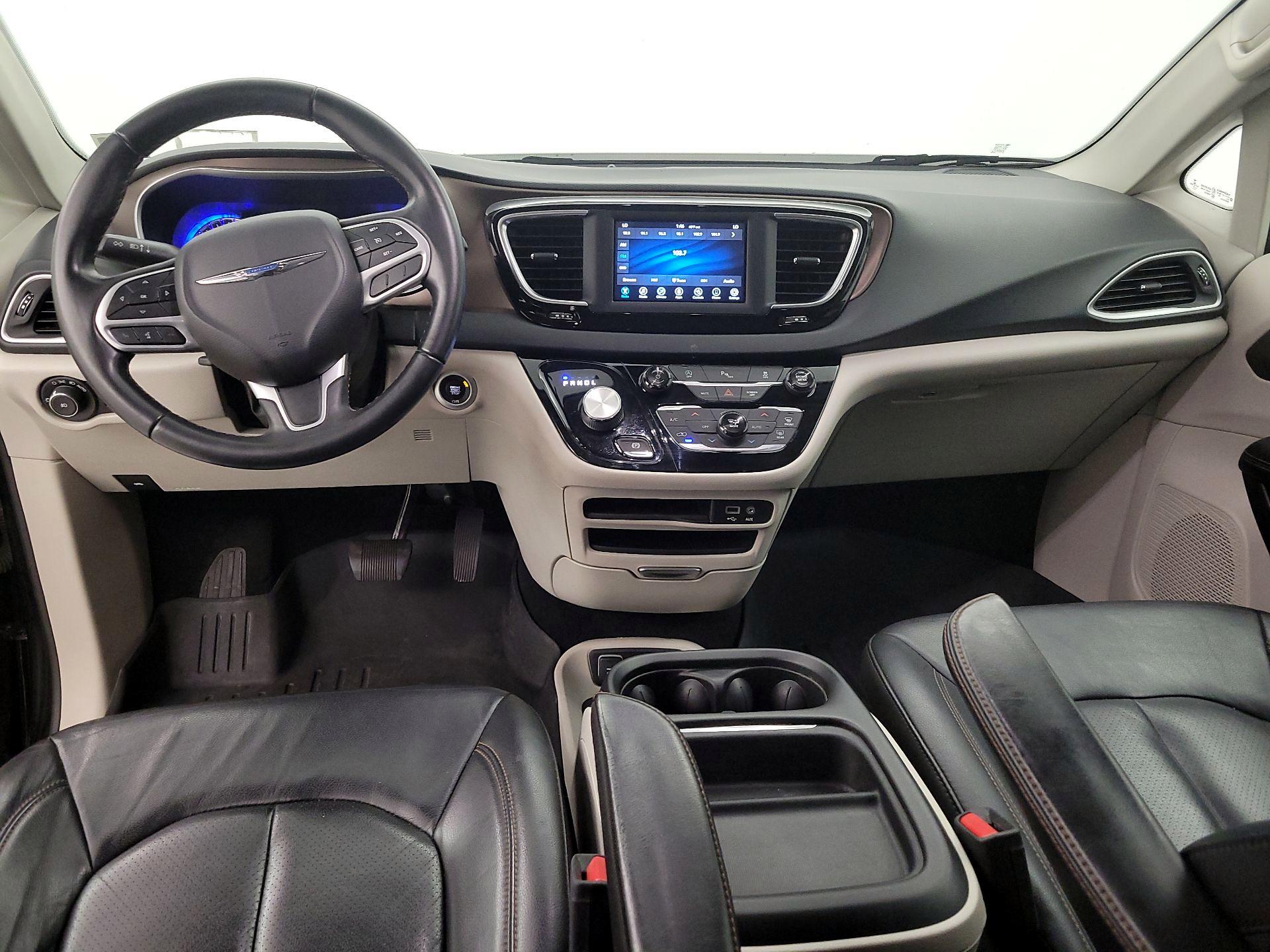 Thumbnail: 2018 Chrysler Pacifica - 9