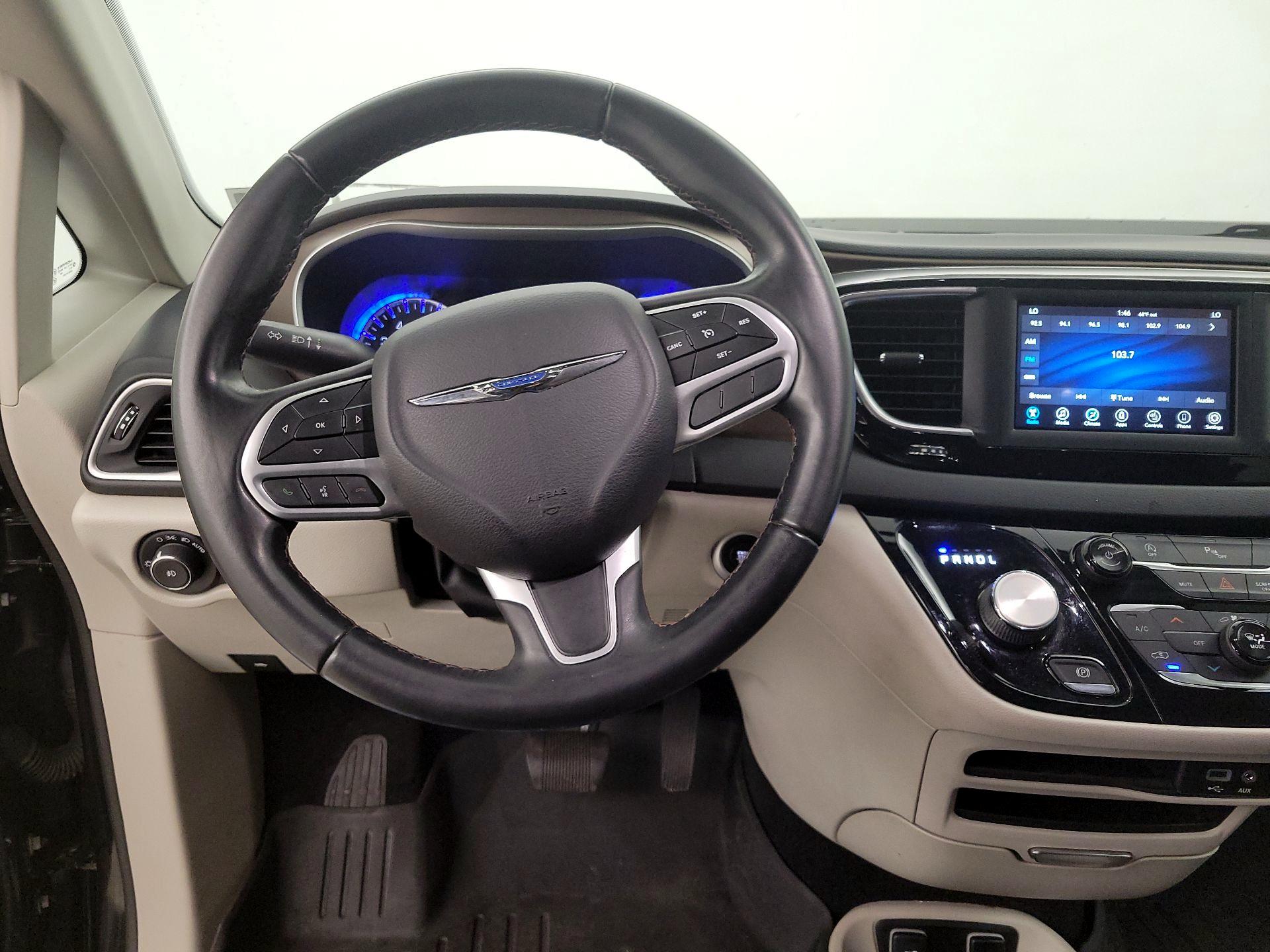 Thumbnail: 2018 Chrysler Pacifica - 10