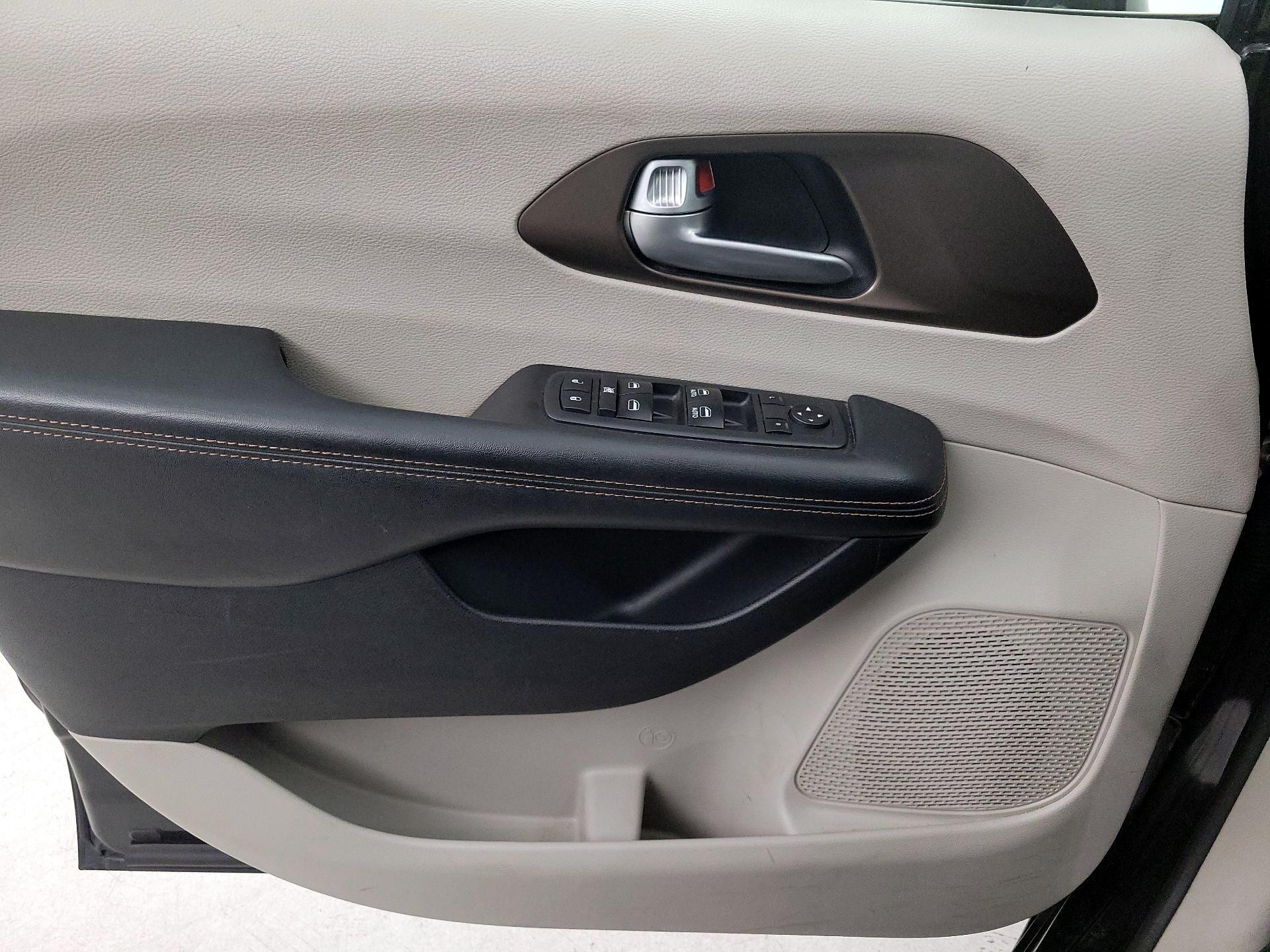 Thumbnail: 2018 Chrysler Pacifica - 12
