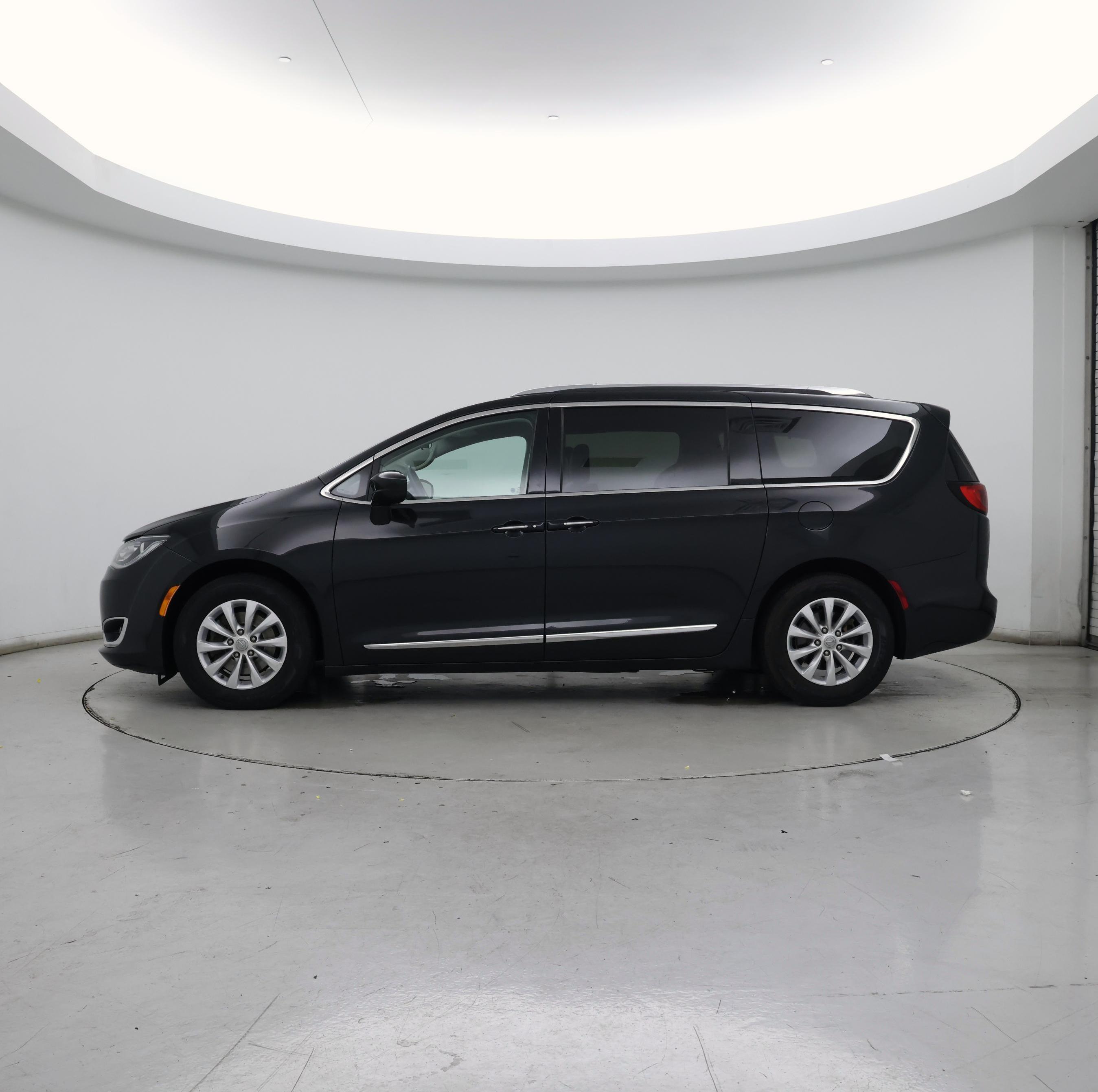 Thumbnail: 2018 Chrysler Pacifica - 3