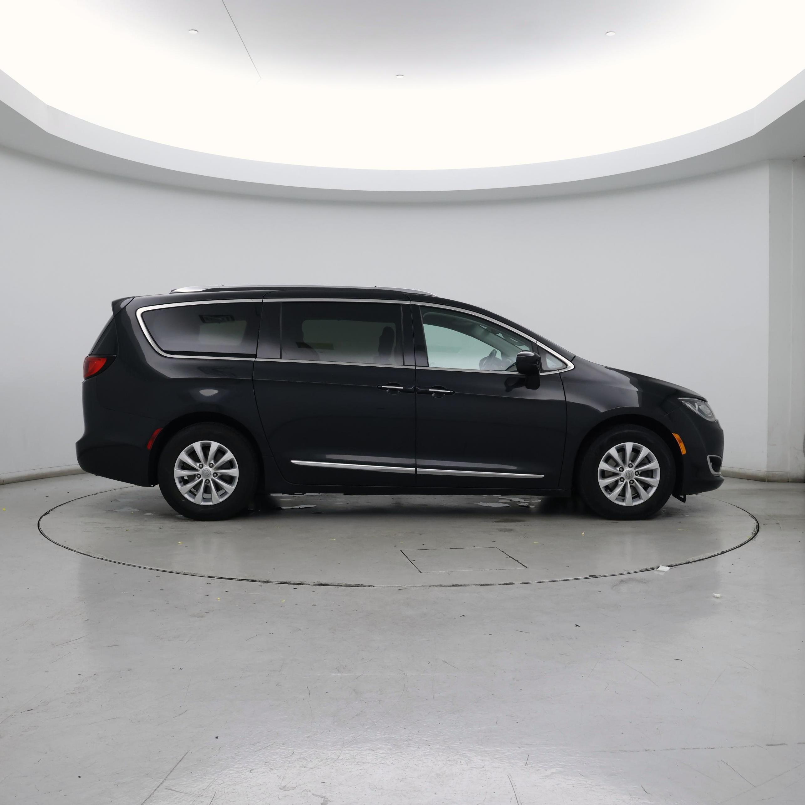 Thumbnail: 2018 Chrysler Pacifica - 7
