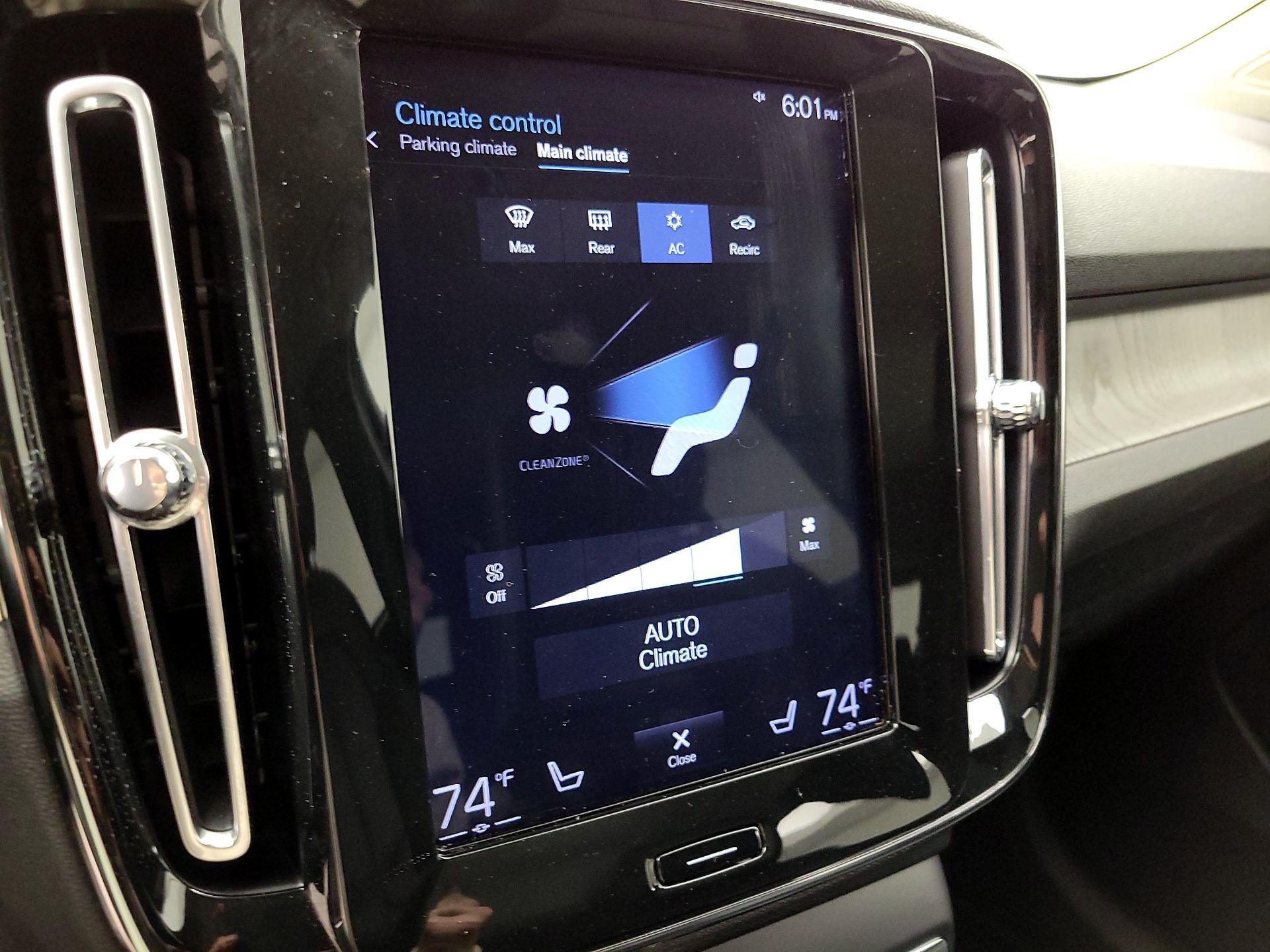 Thumbnail: 2019 Volvo XC40 - 16