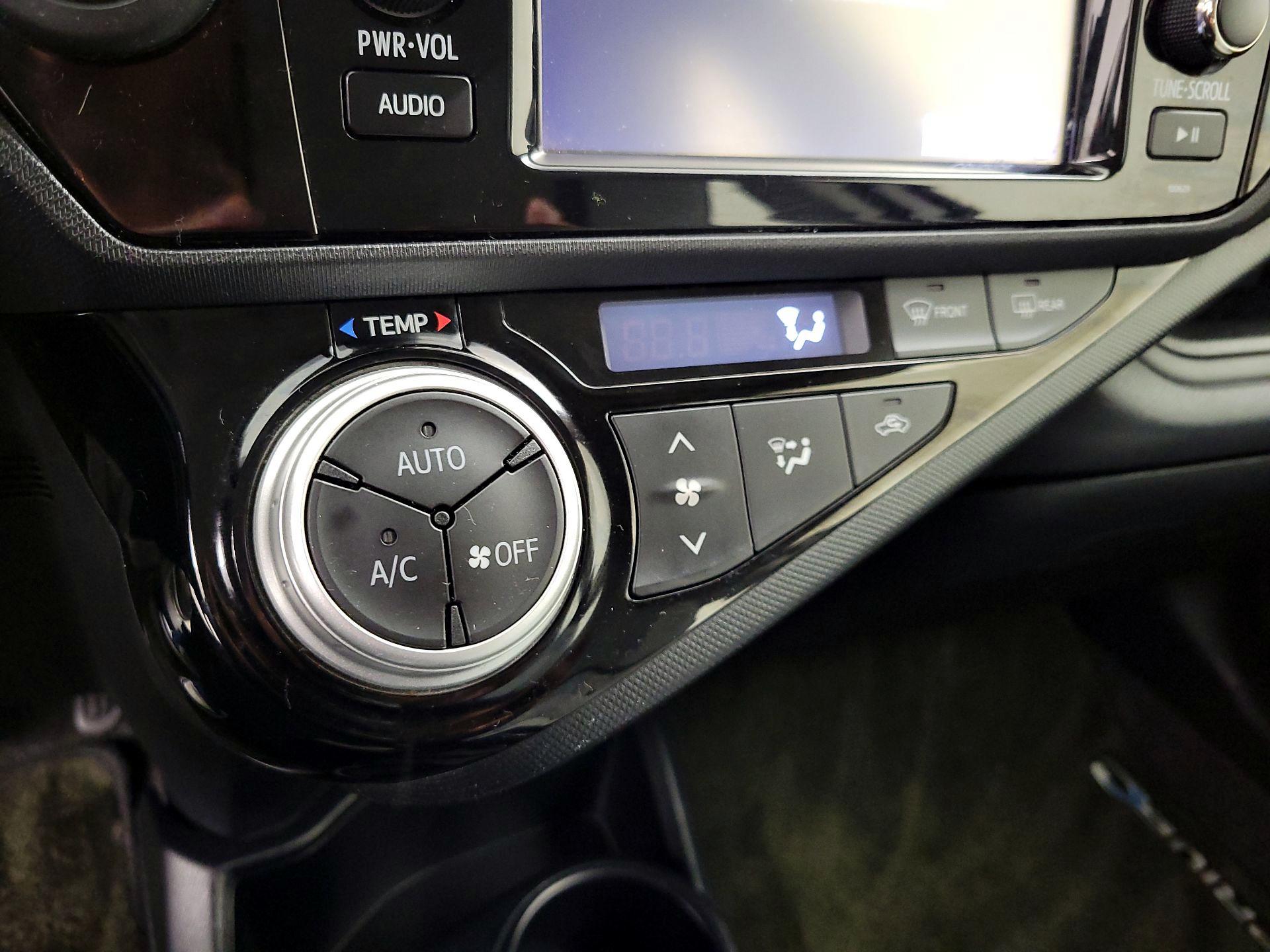 Thumbnail: 2017 Toyota Prius c - 15