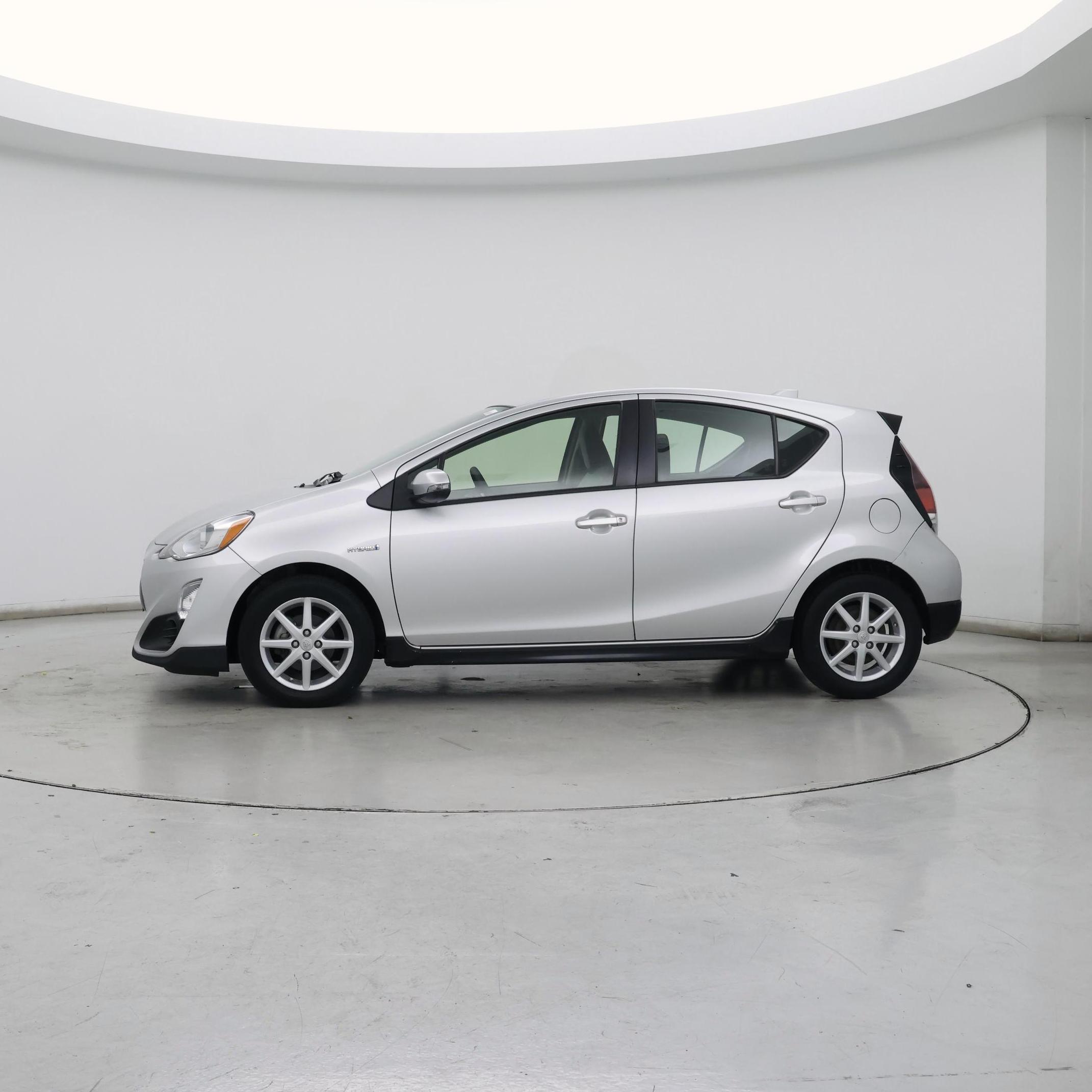 Thumbnail: 2017 Toyota Prius c - 3
