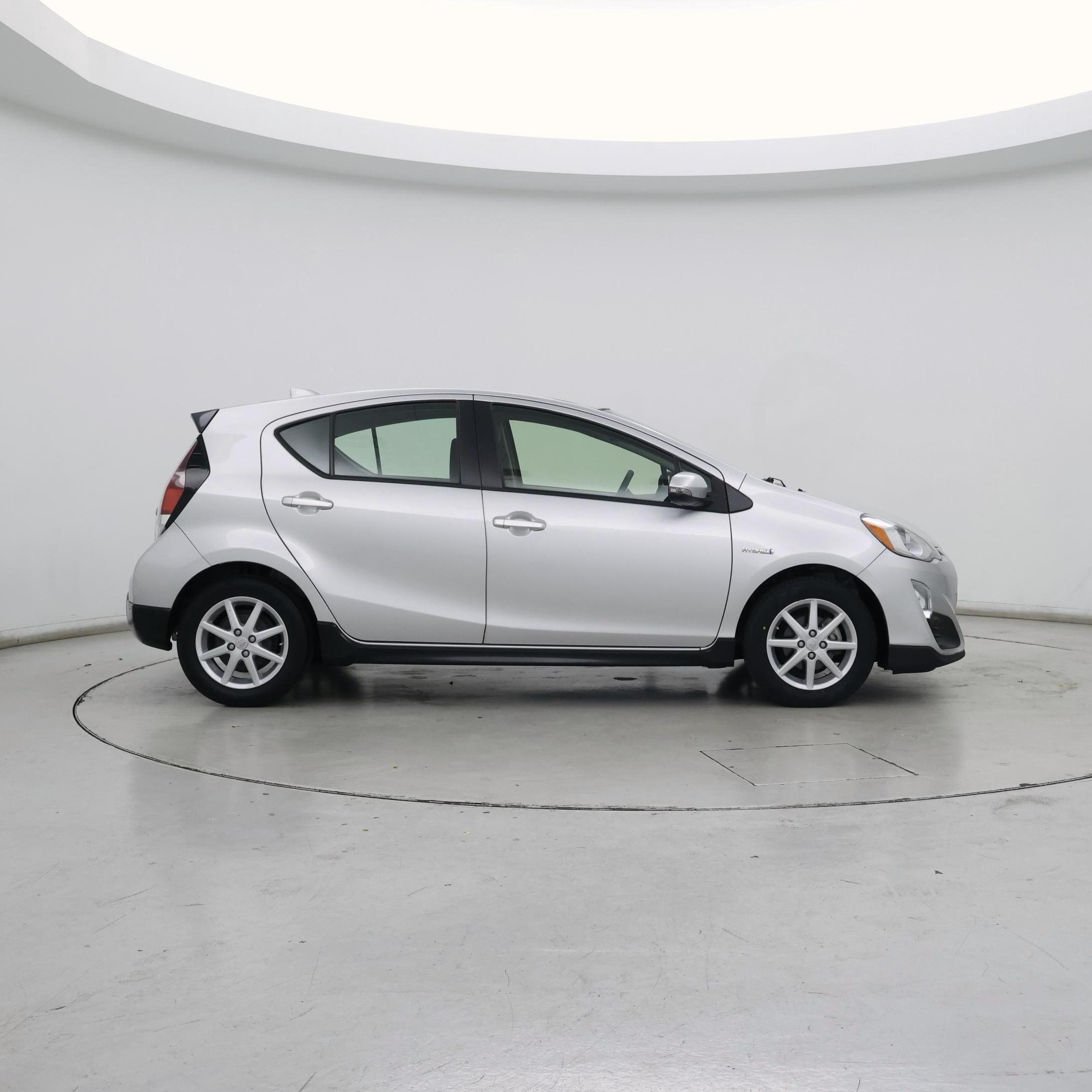 Thumbnail: 2017 Toyota Prius c - 7