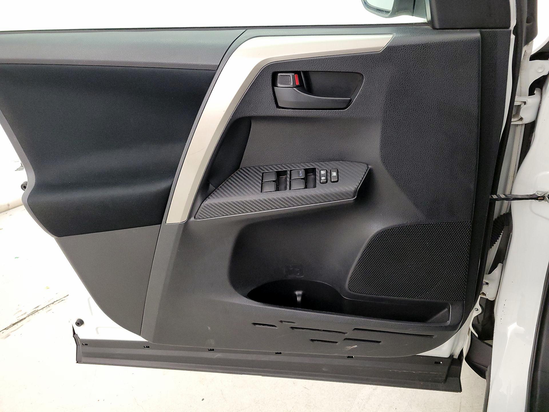 Thumbnail: 2015 Toyota RAV4 - 12