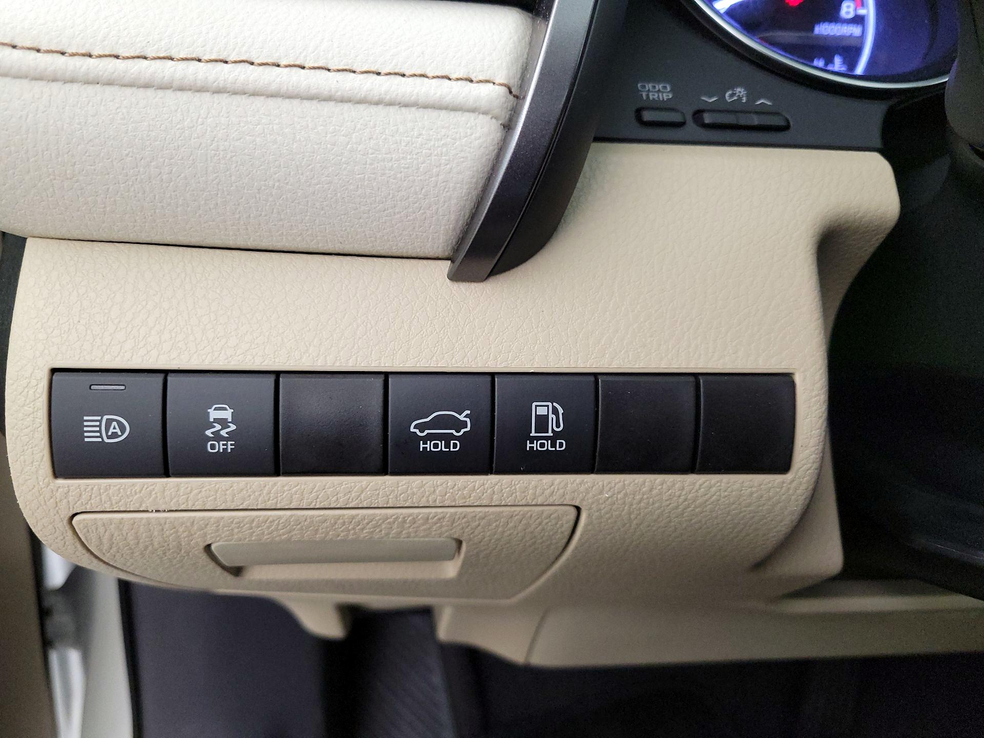 Thumbnail: 2019 Toyota Camry - 13