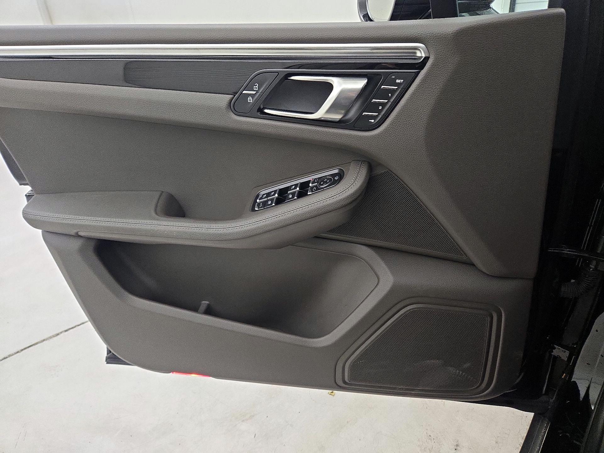 Thumbnail: 2023 Porsche Macan - 12