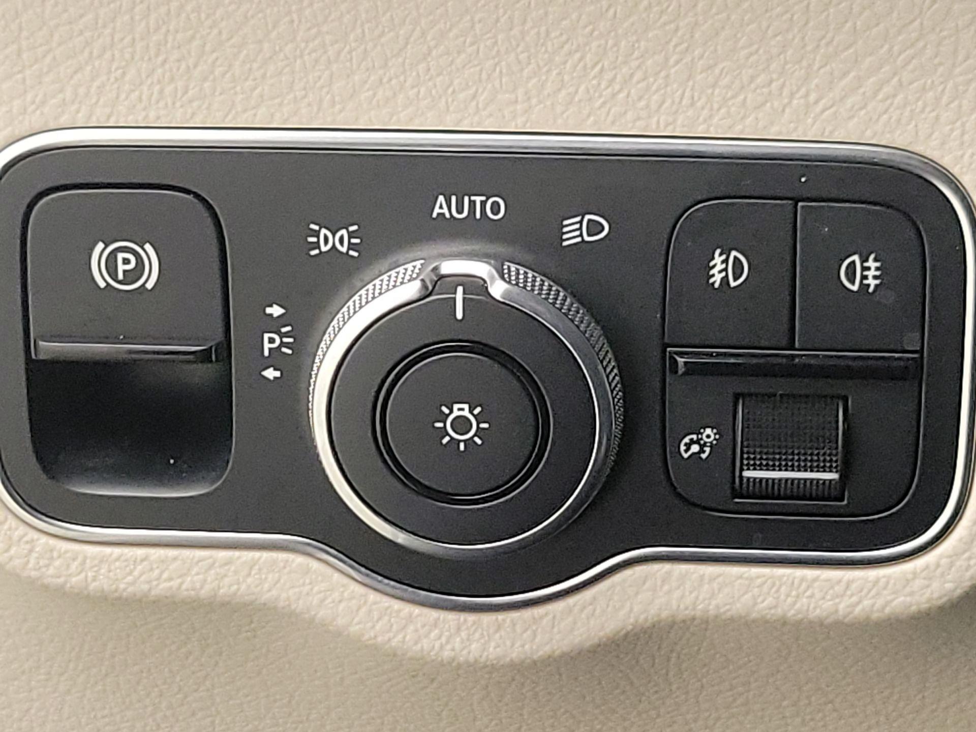 Thumbnail: 2020 Mercedes-Benz GLB - 13