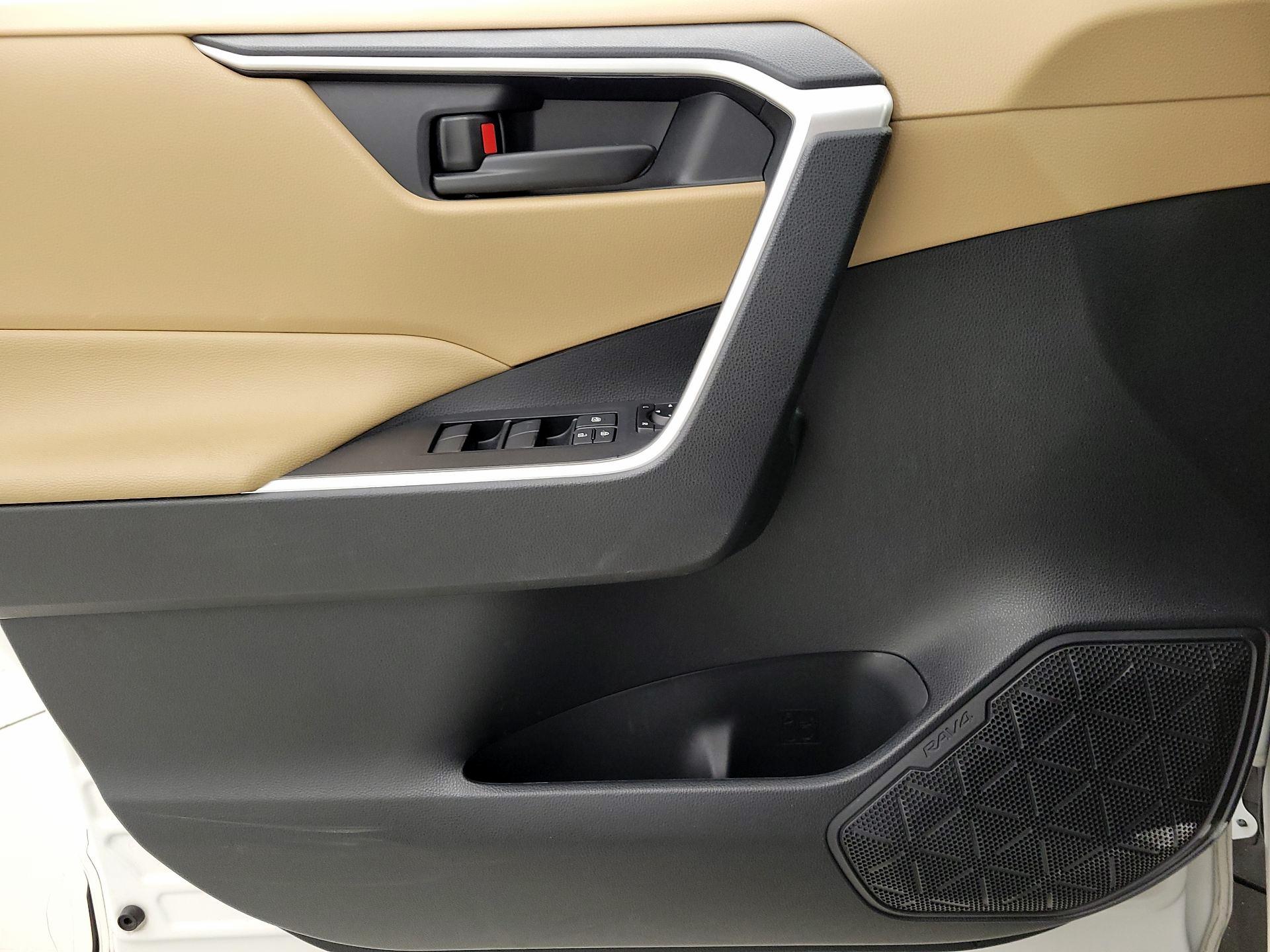 Thumbnail: 2020 Toyota RAV4 - 12