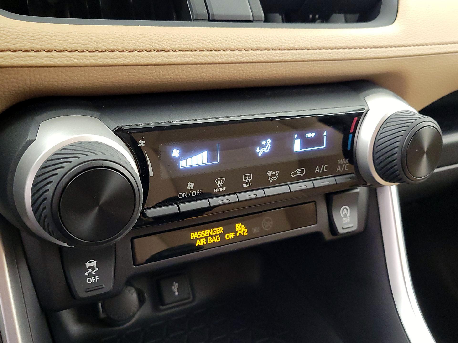 Thumbnail: 2020 Toyota RAV4 - 16