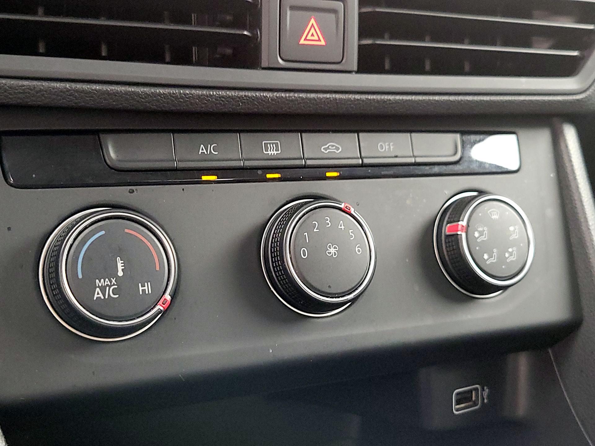 Thumbnail: 2019 Volkswagen Jetta - 16