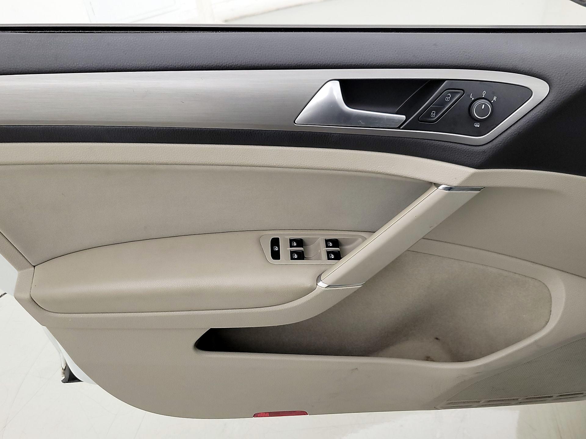 Thumbnail: 2016 Volkswagen Golf - 12