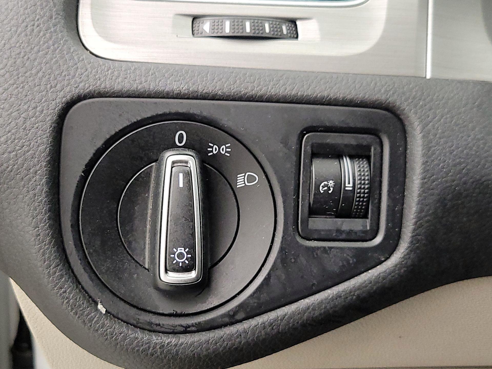 Thumbnail: 2016 Volkswagen Golf - 13