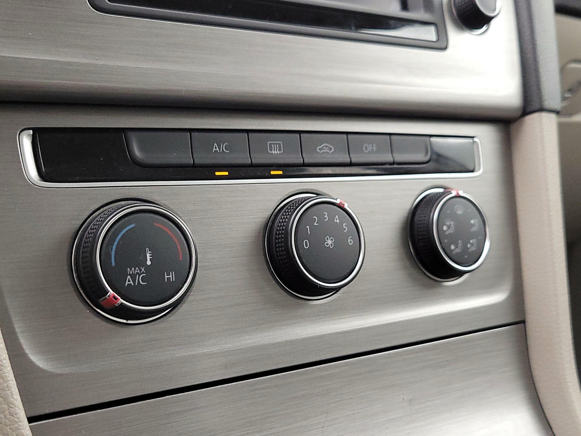 Thumbnail: 2016 Volkswagen Golf - 16