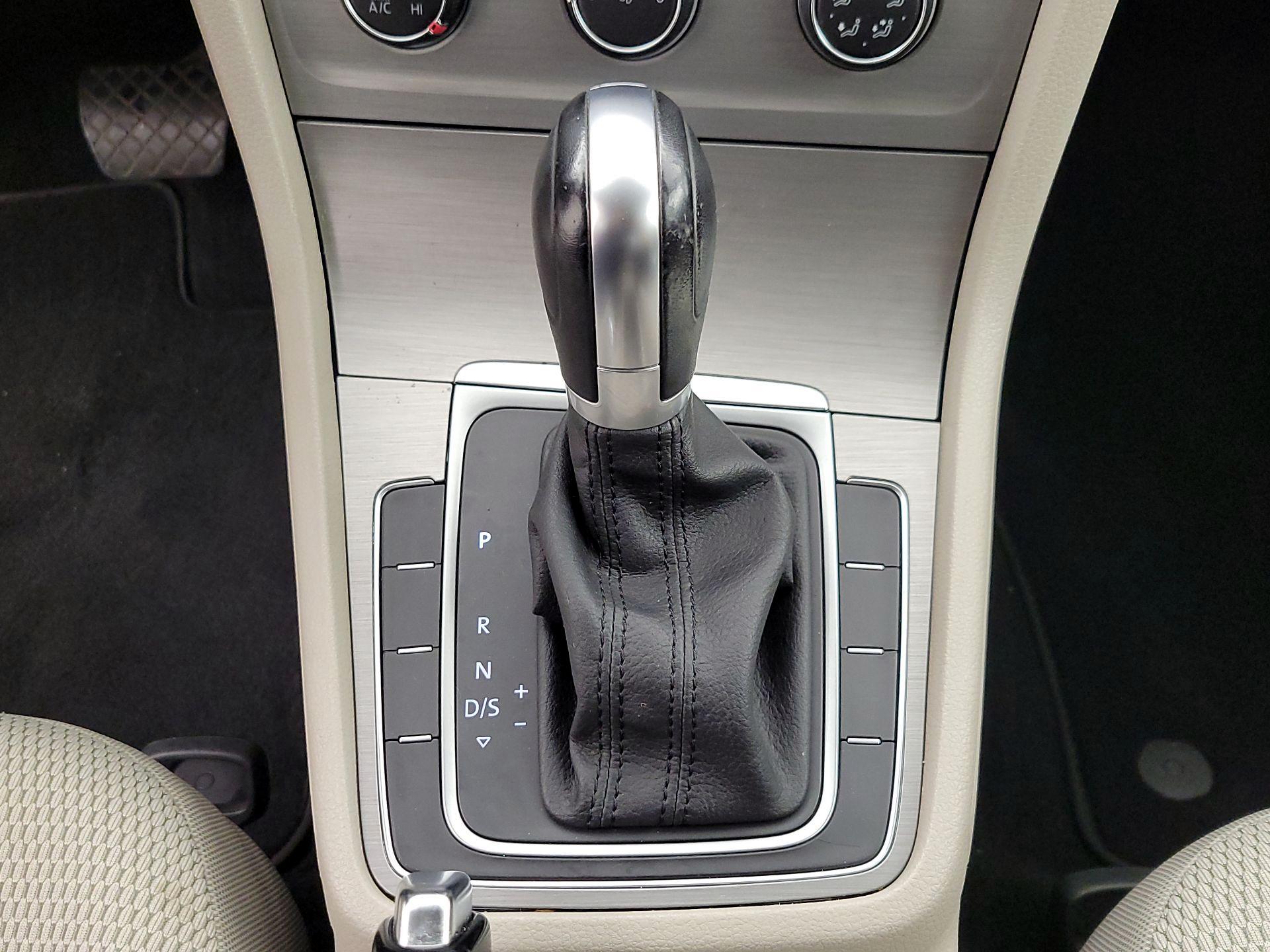 Thumbnail: 2016 Volkswagen Golf - 17