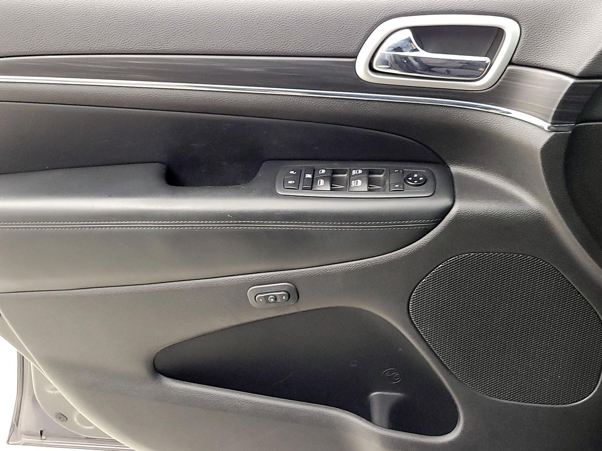 Thumbnail: 2020 Jeep Grand Cherokee - 12