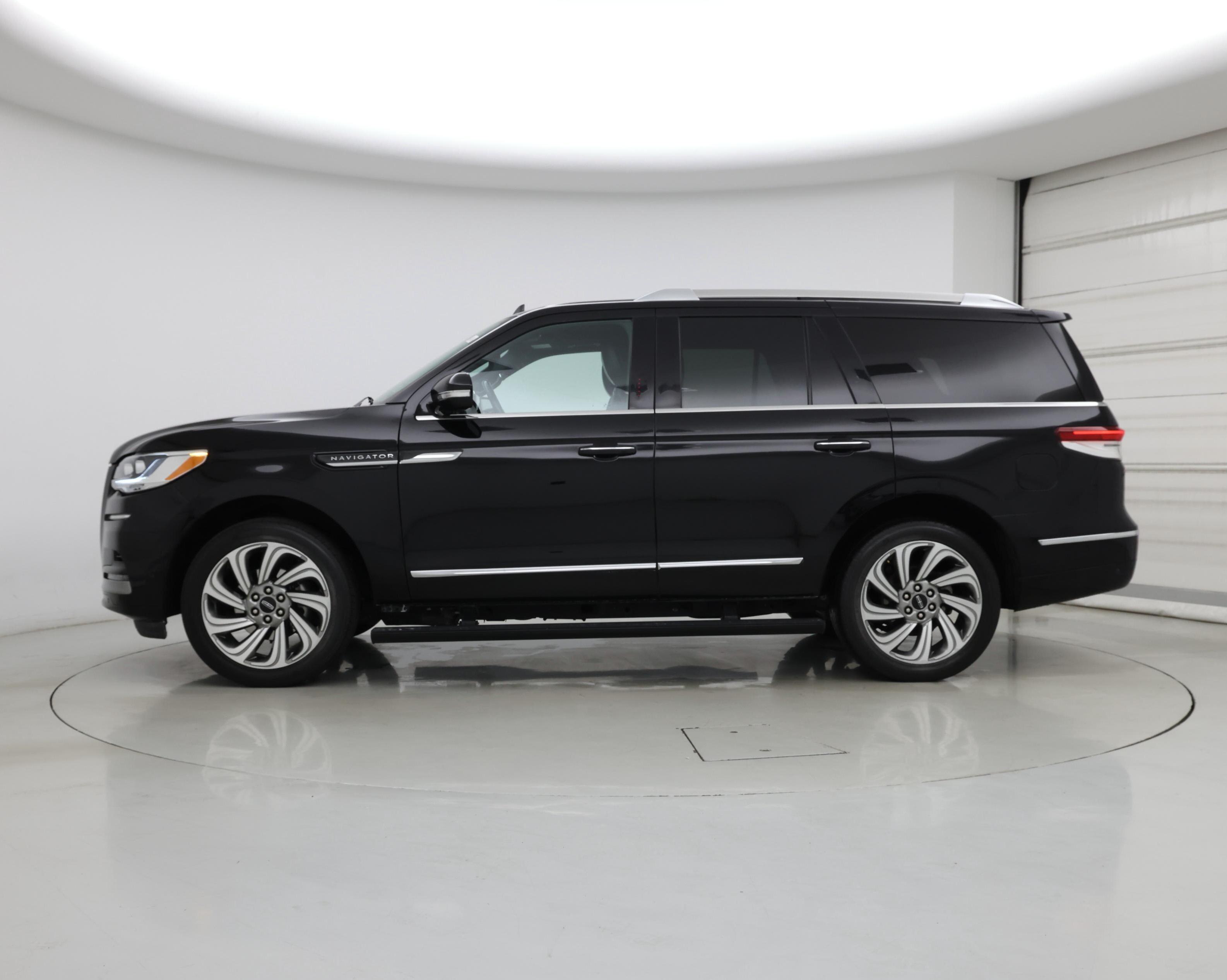 Thumbnail: 2022 Lincoln Navigator - 3