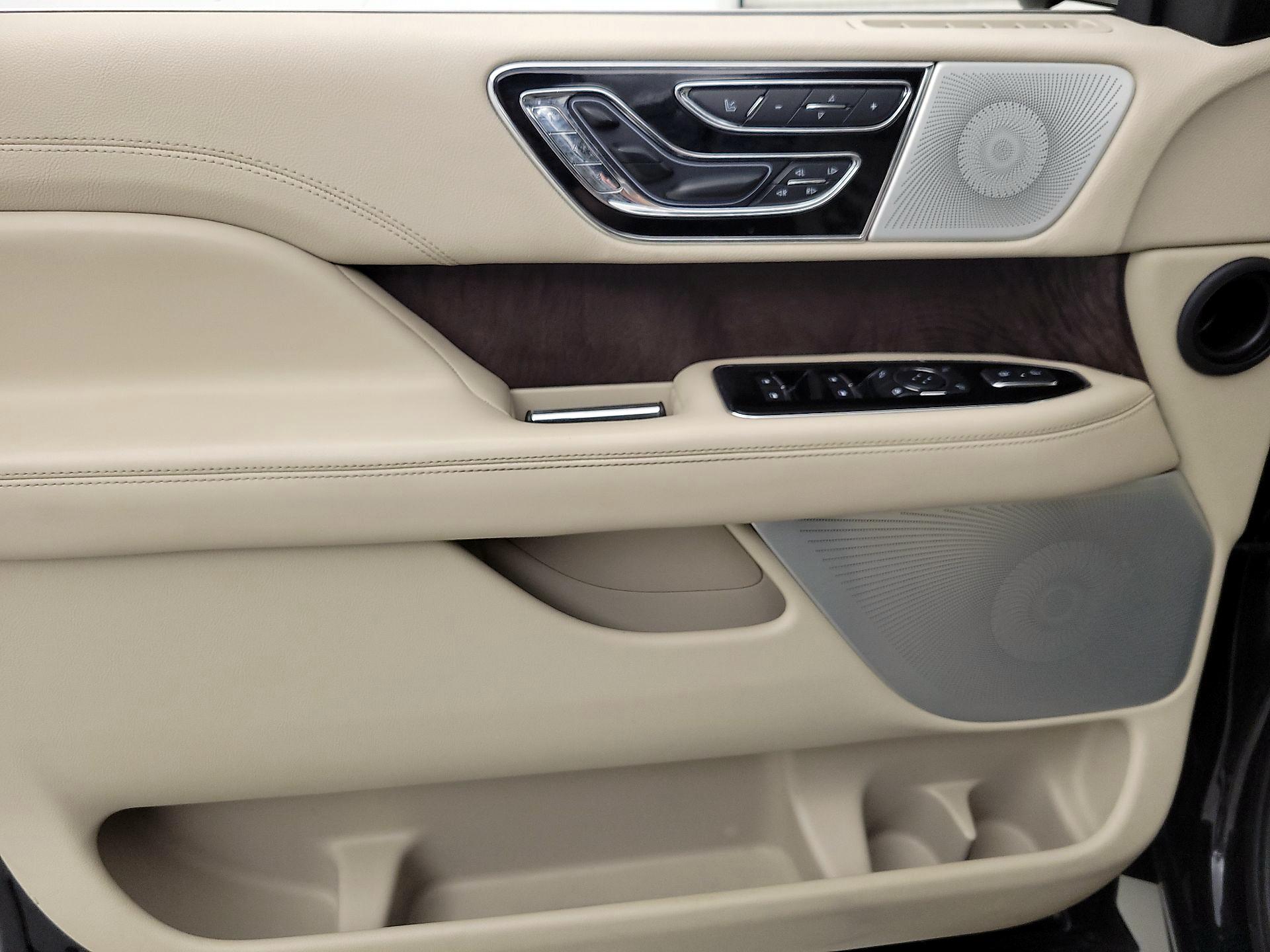 Thumbnail: 2020 Lincoln Navigator - 12