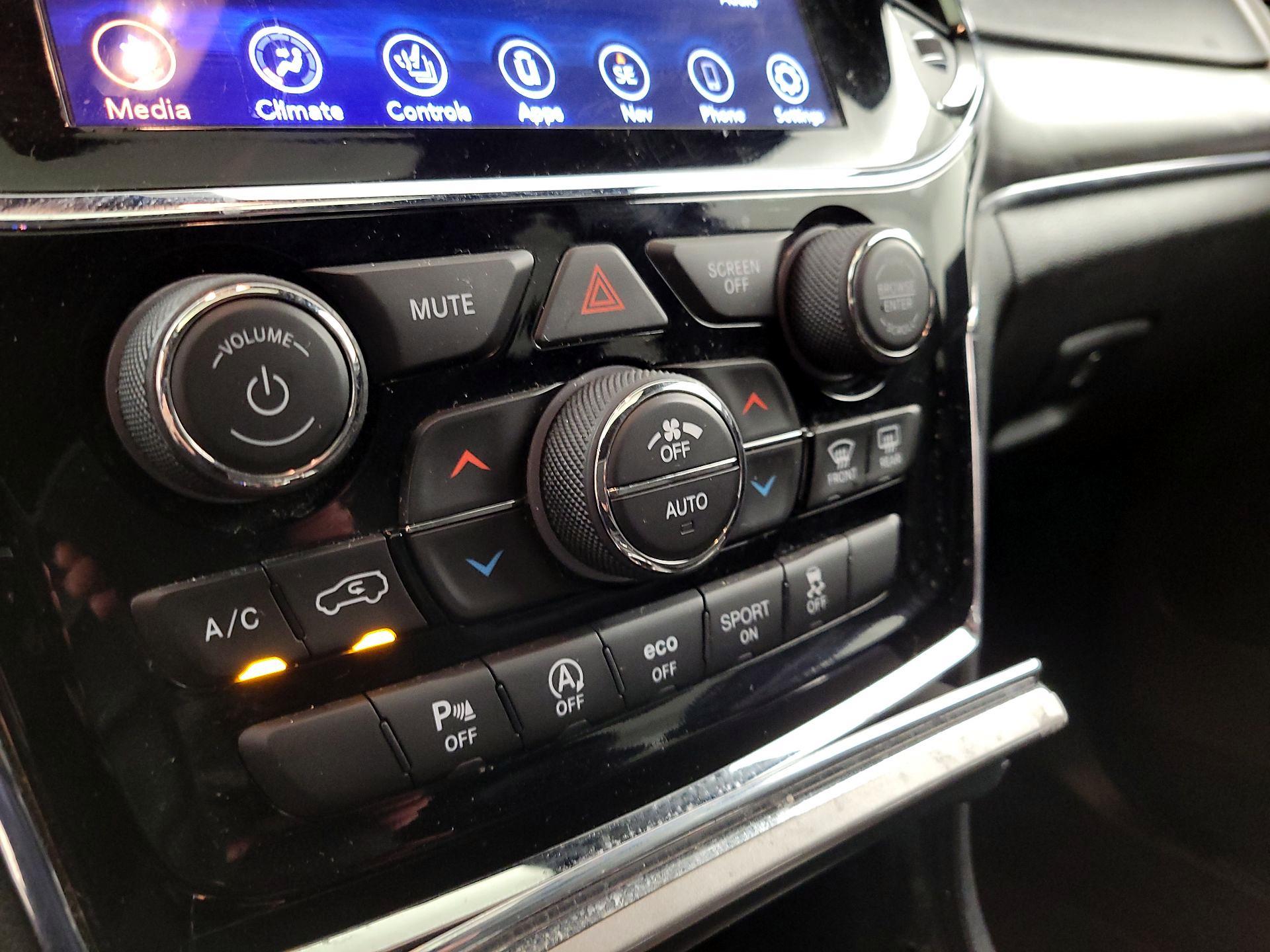 Thumbnail: 2020 Jeep Grand Cherokee - 17