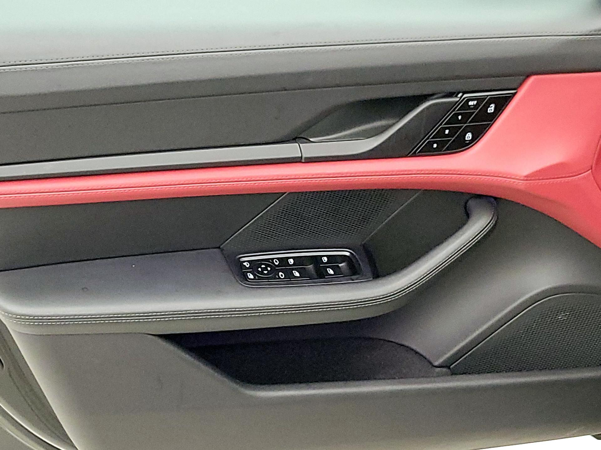 Thumbnail: 2022 Porsche Taycan - 12