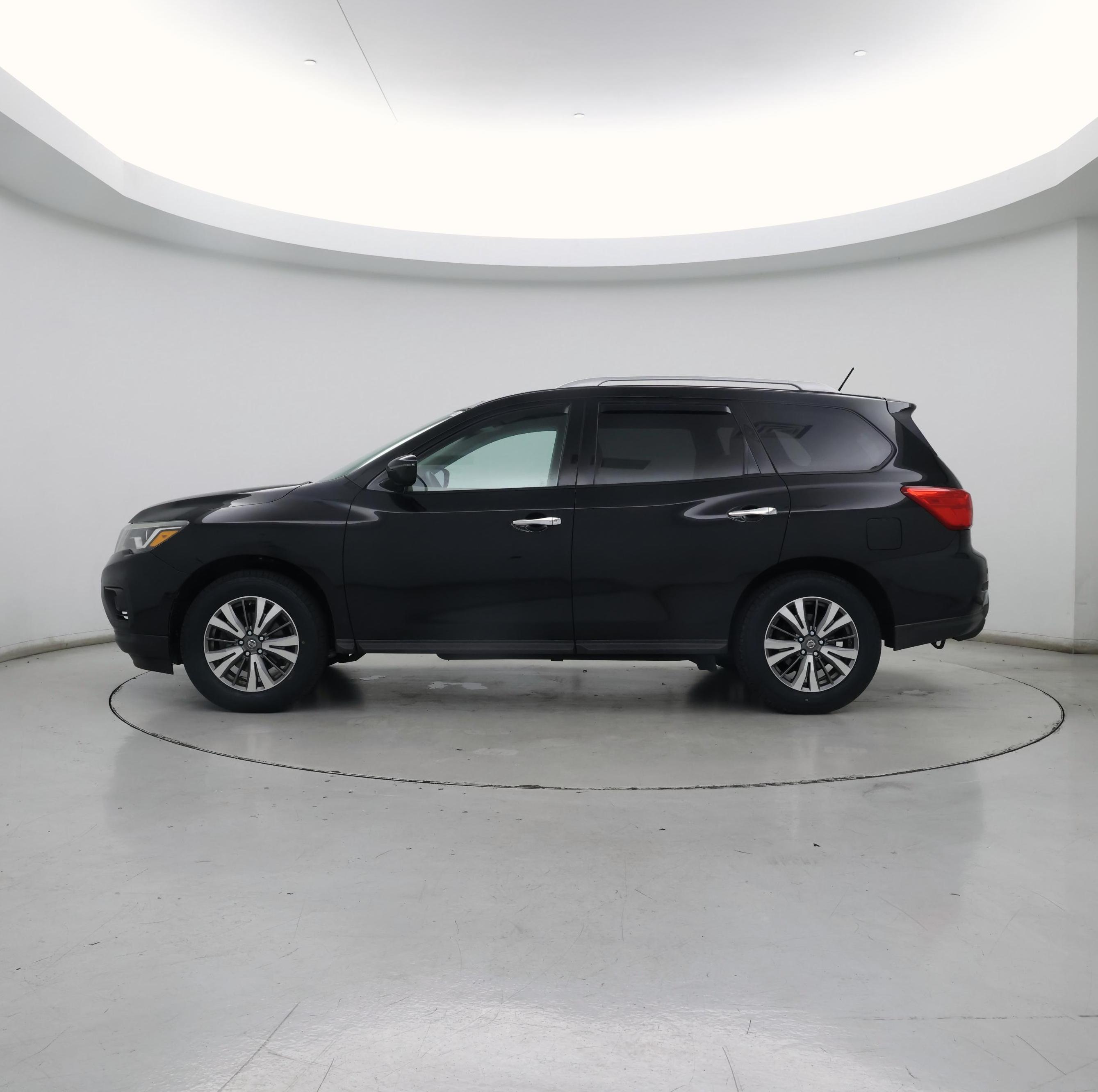 Thumbnail: 2017 Nissan Pathfinder - 3