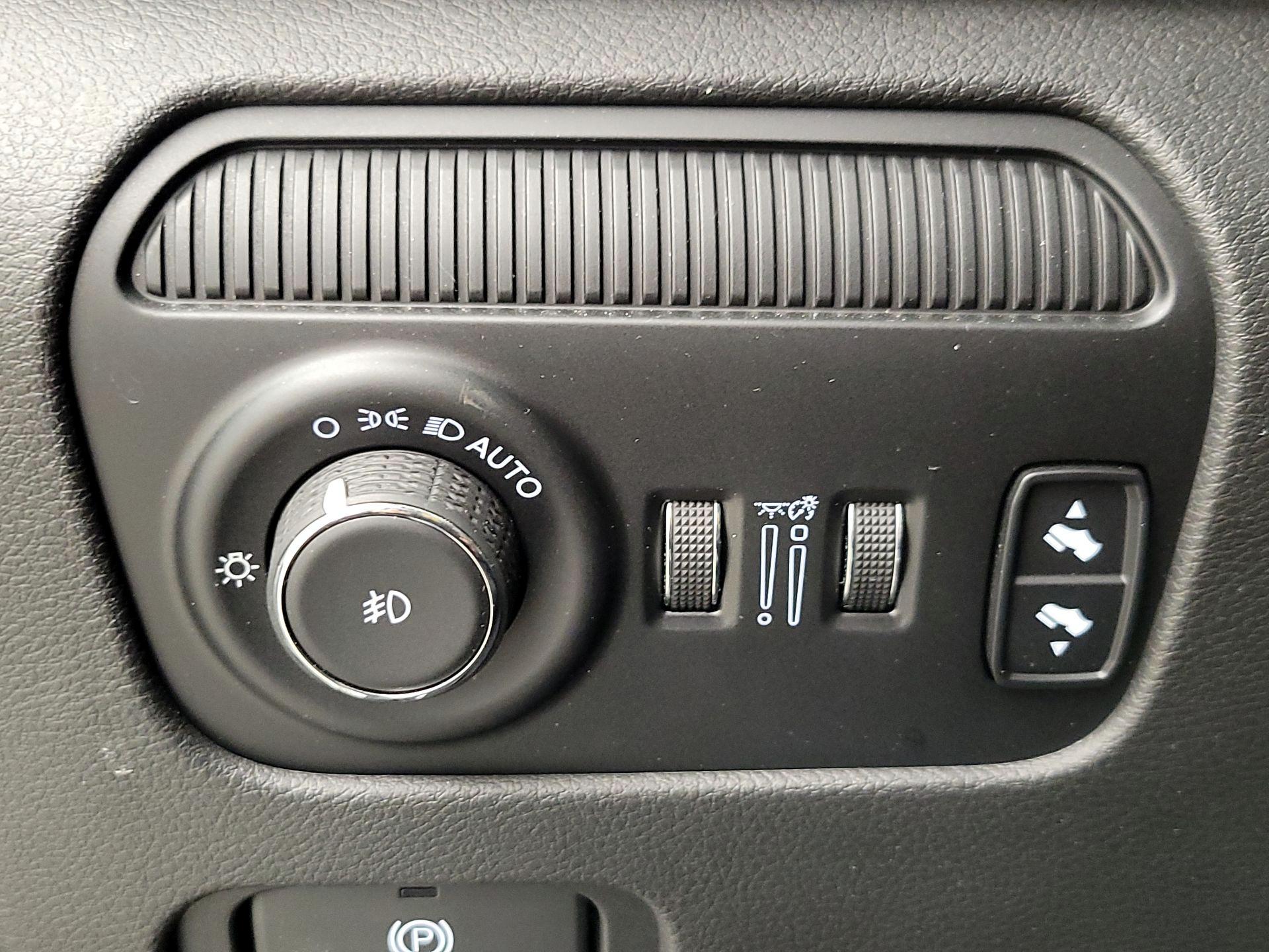 Thumbnail: 2022 Jeep Wagoneer - 13