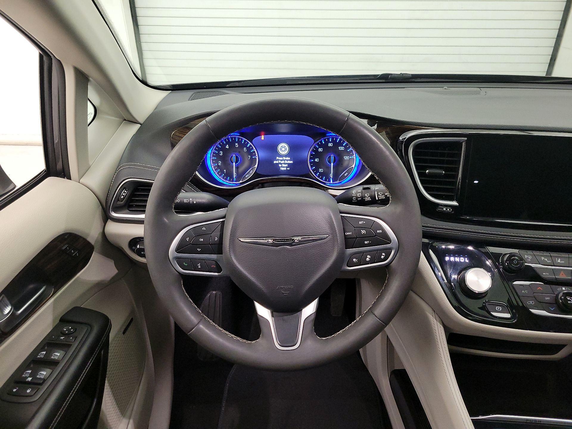 Thumbnail: 2022 Chrysler Pacifica - 10